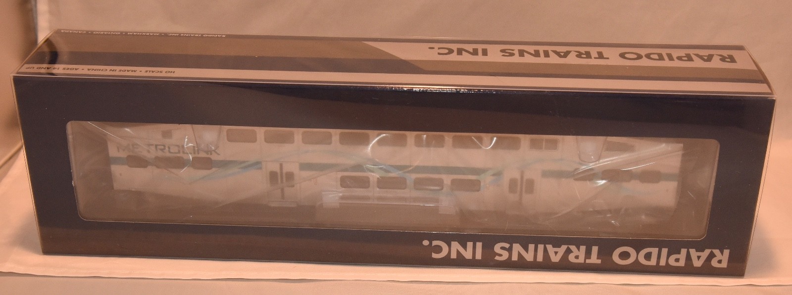 Rapido HO Bi Level Commuter Car Metrolink Ribbon Unnumbered Rapido HO Bi Level Commuter Car Metrolink Ribbon Unnumbered