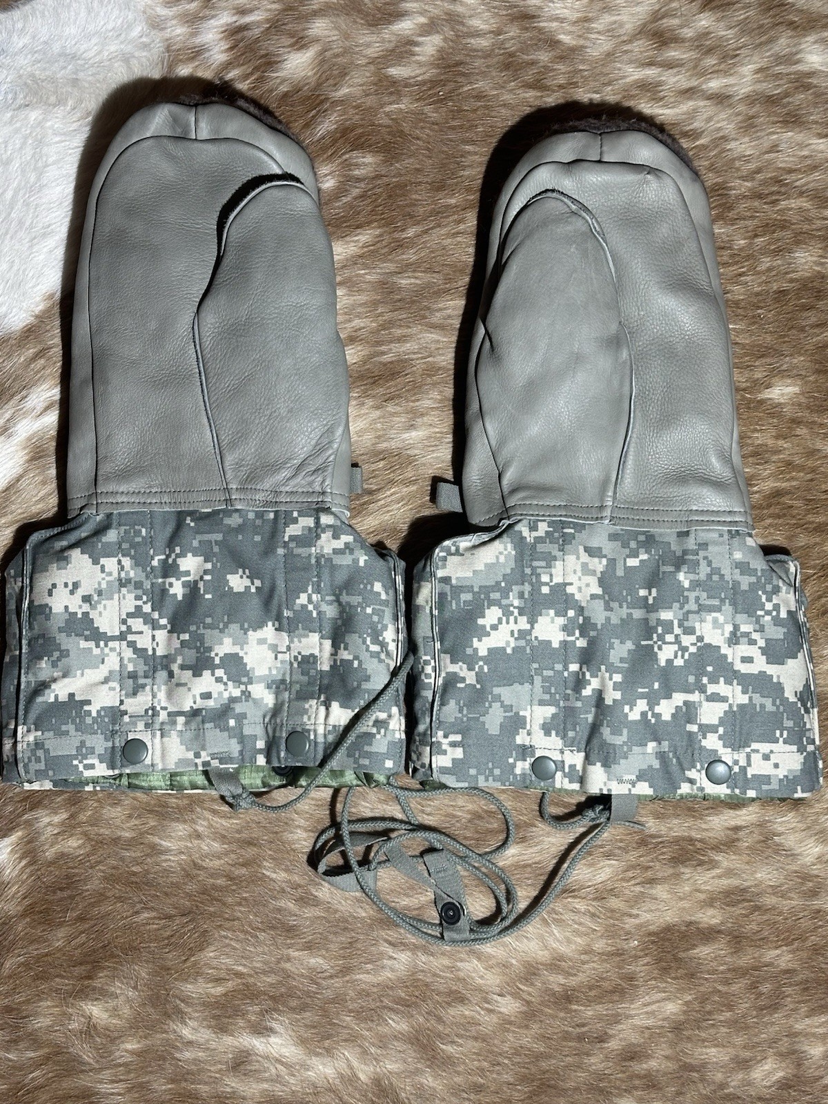 USGI Extreme Cold Weather Mitten Set ACU Large. Nice USGI Extreme Cold Weather Mitten Set ACU Large. Nice