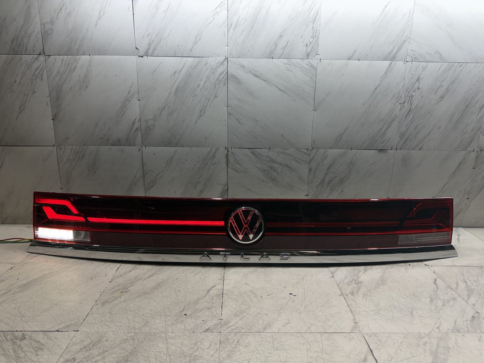 2024 2025 VOLKSWAGEN ATLAS TAIL LIGHT OEM CENTER LED TAIL LAMP 3CN 945 093 R