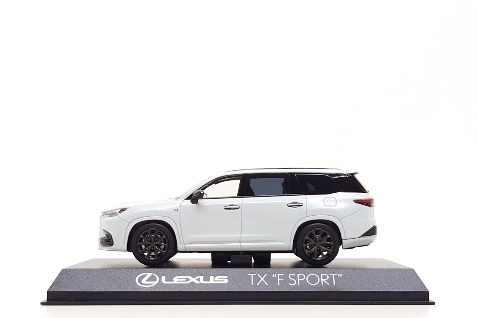 Kyosho 1:43 Lexus TX500h F Sport Performance in Platinum White Pearl Kyosho 1:43 Lexus TX500h F Sport Performance in Platinum White Pearl