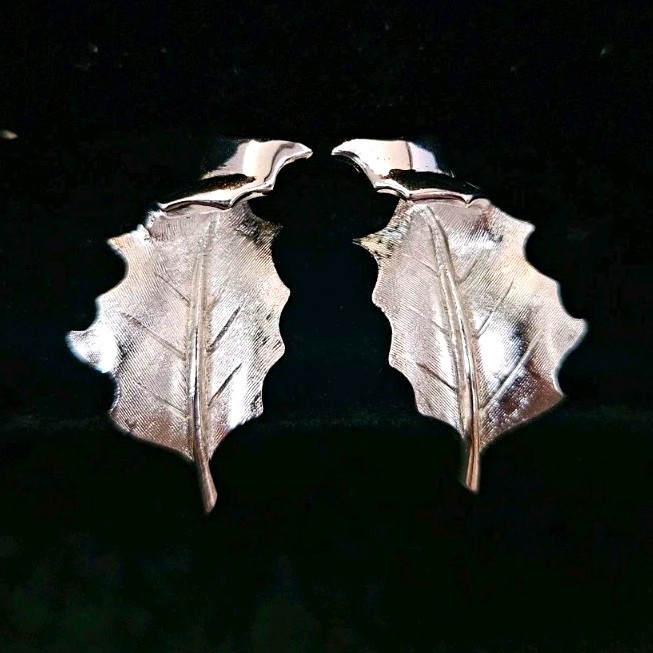 Vintage  Crown Trifari Silver Tone Leaf  Clip-On Earrings 1950s-1960s
