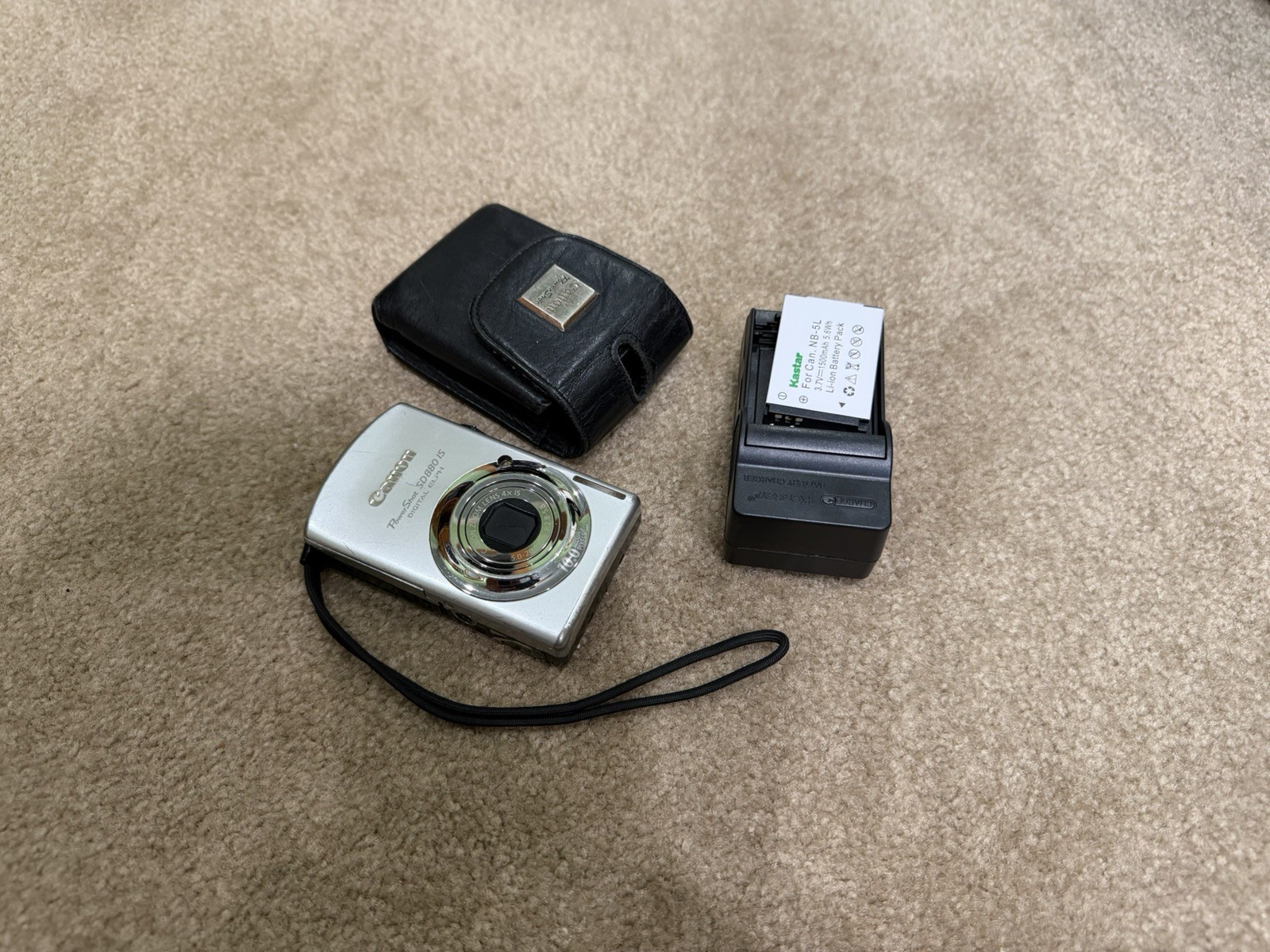 Canon Powershot SD880 IS Digital ELPH 10.0 Mega Pixel Digital Camera w/Case