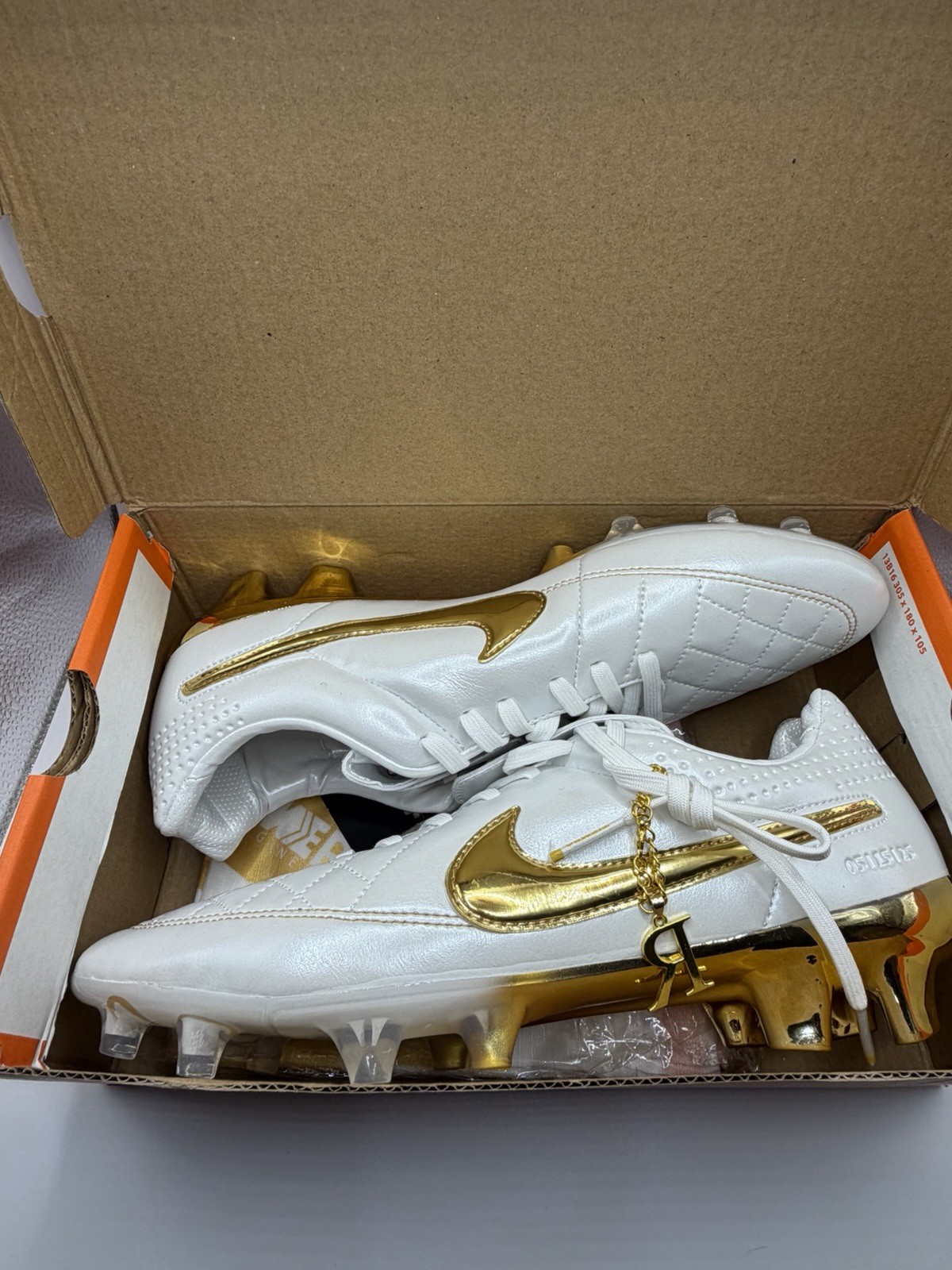 Nike Tiempo Ronaldinho Cleats Size 9.5 US Nike Tiempo Ronaldinho Cleats Size 9.5 US