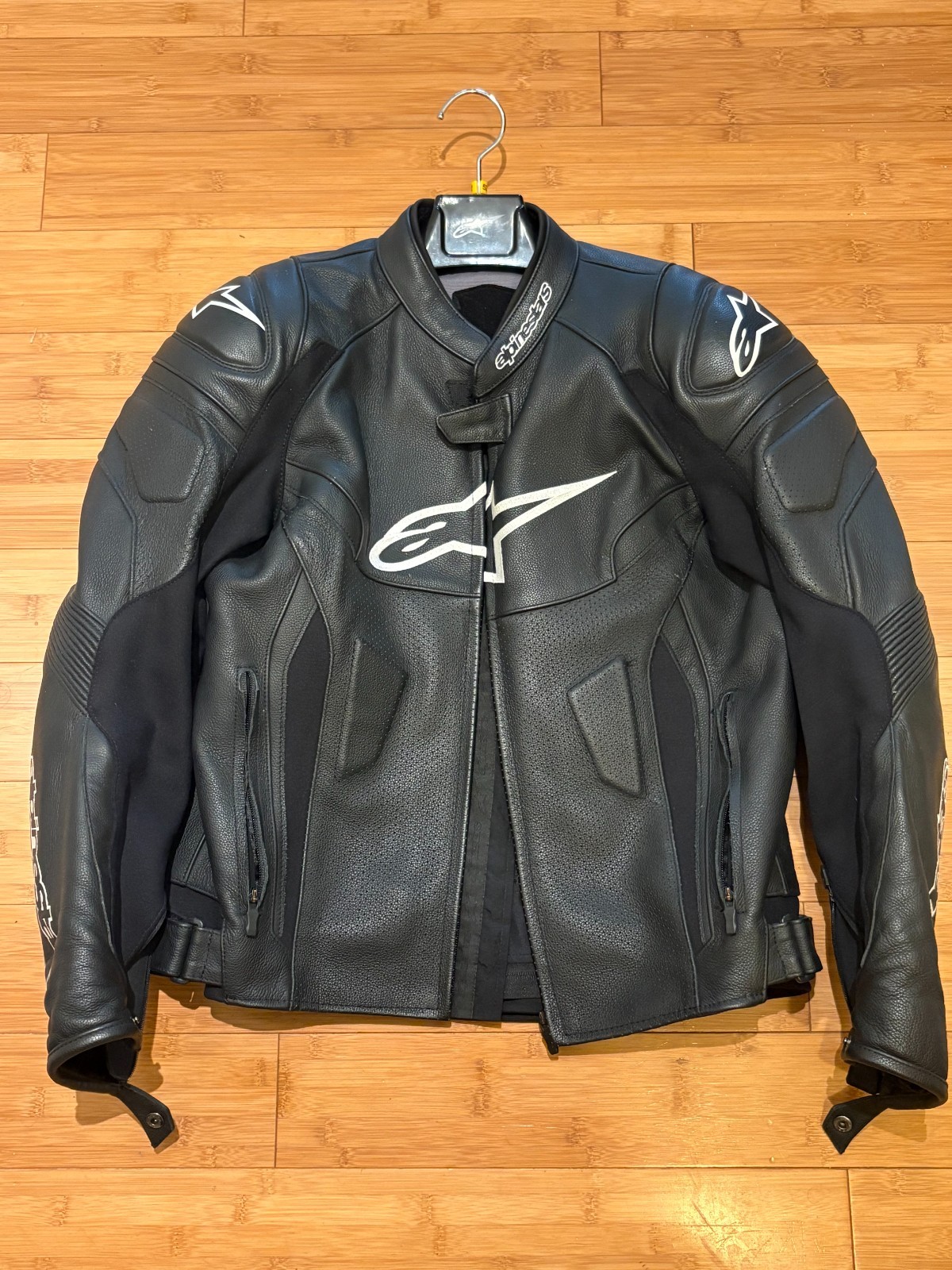 Alpinestars GP Plus R v2 Airflow Leather Motorcycle Jacket Men\'s Size 42/Large Alpinestars GP Plus R v2 Airflow Leather Motorcycle Jacket Men\'s Size 42/Large