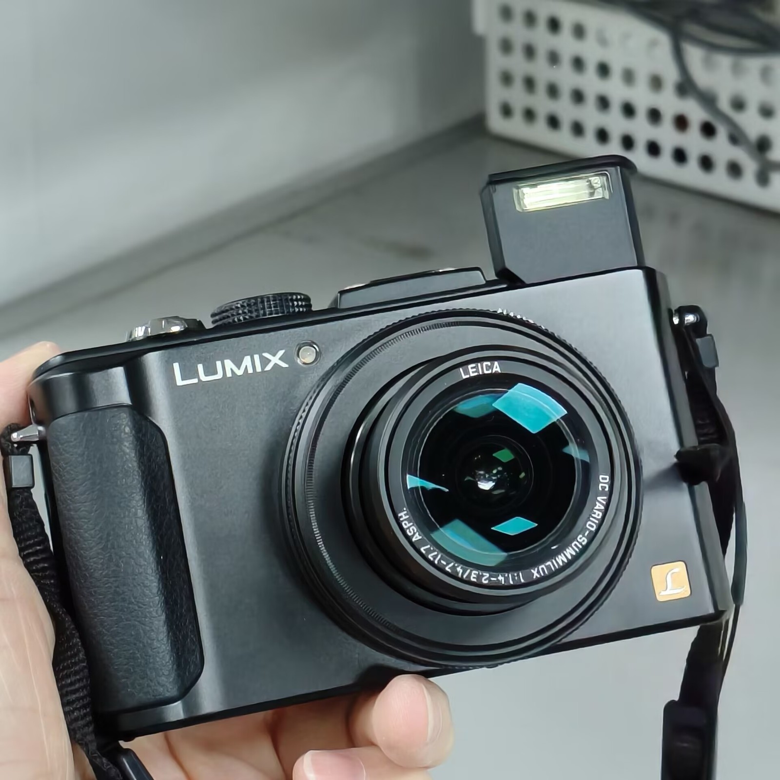 Panasonic LUMIX DMC-LX7 10.1MP 3.8x Optical ZoomDigital Camera English -95% new