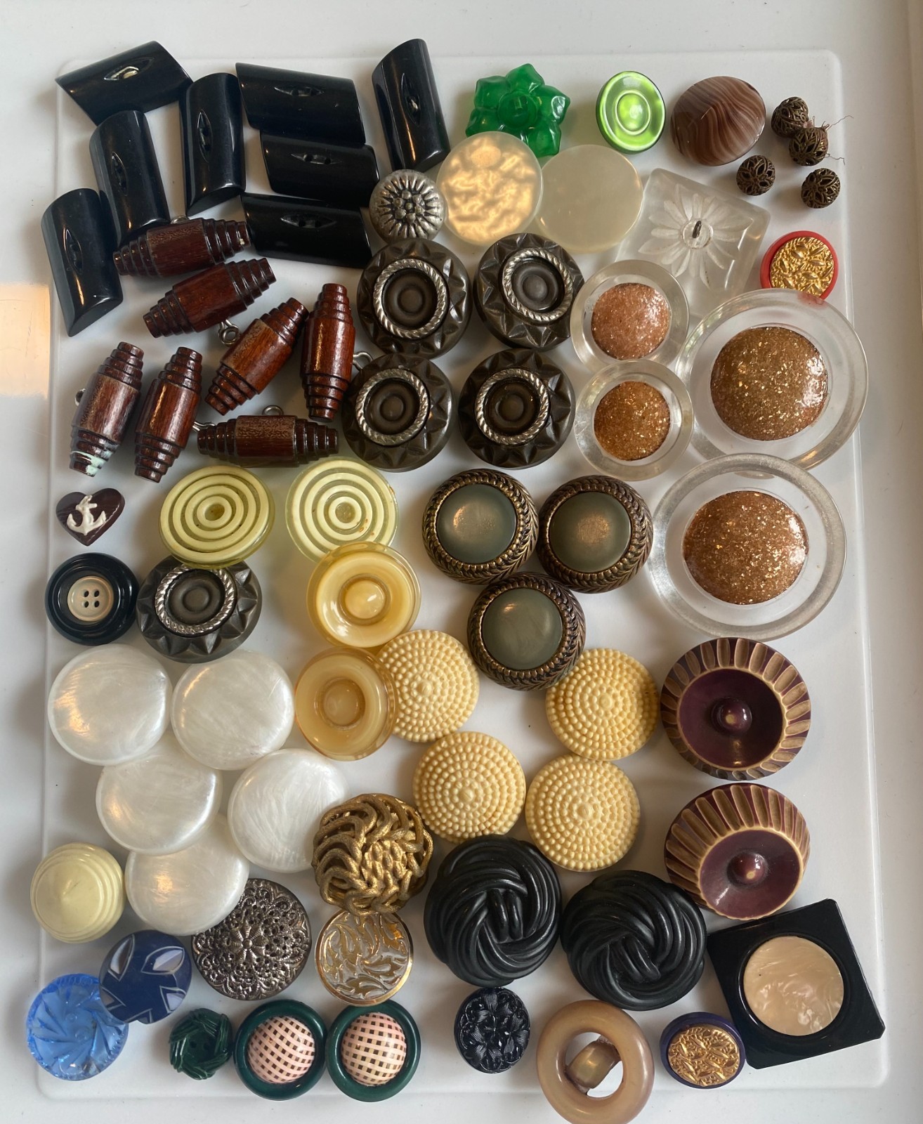 Lot of Vintage Early and Mid Century Buttons Lucite Bakelite Wood Metal 71 Total