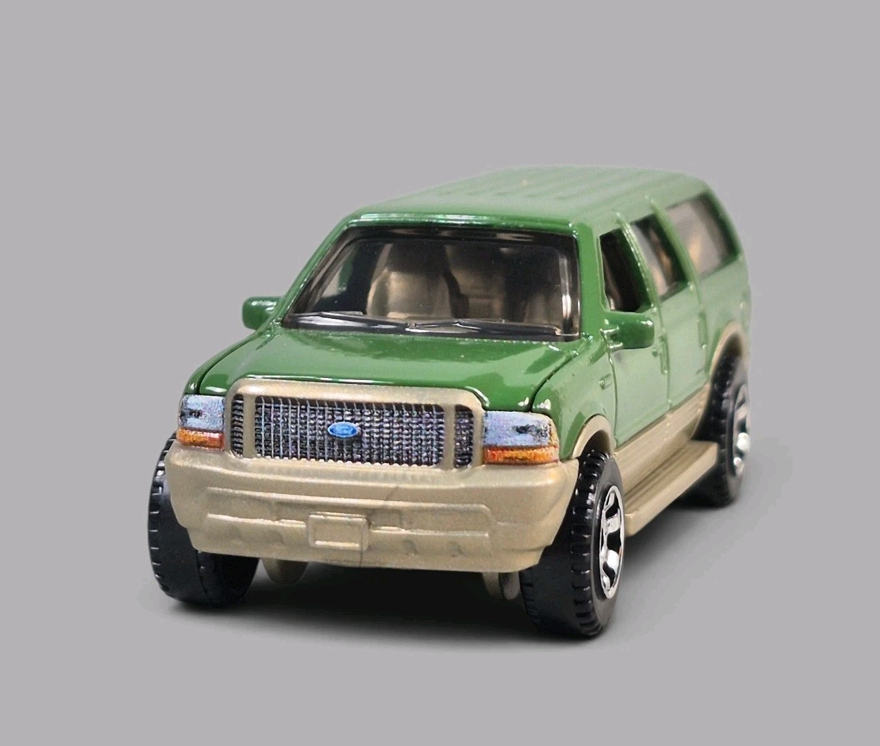2004 FORD EXCURSION TRUCK Diorama Collectible DieCast Model Car 1:64 Green LOOSE 2004 FORD EXCURSION TRUCK Diorama Collectible DieCast Model Car 1:64 Green LOOSE