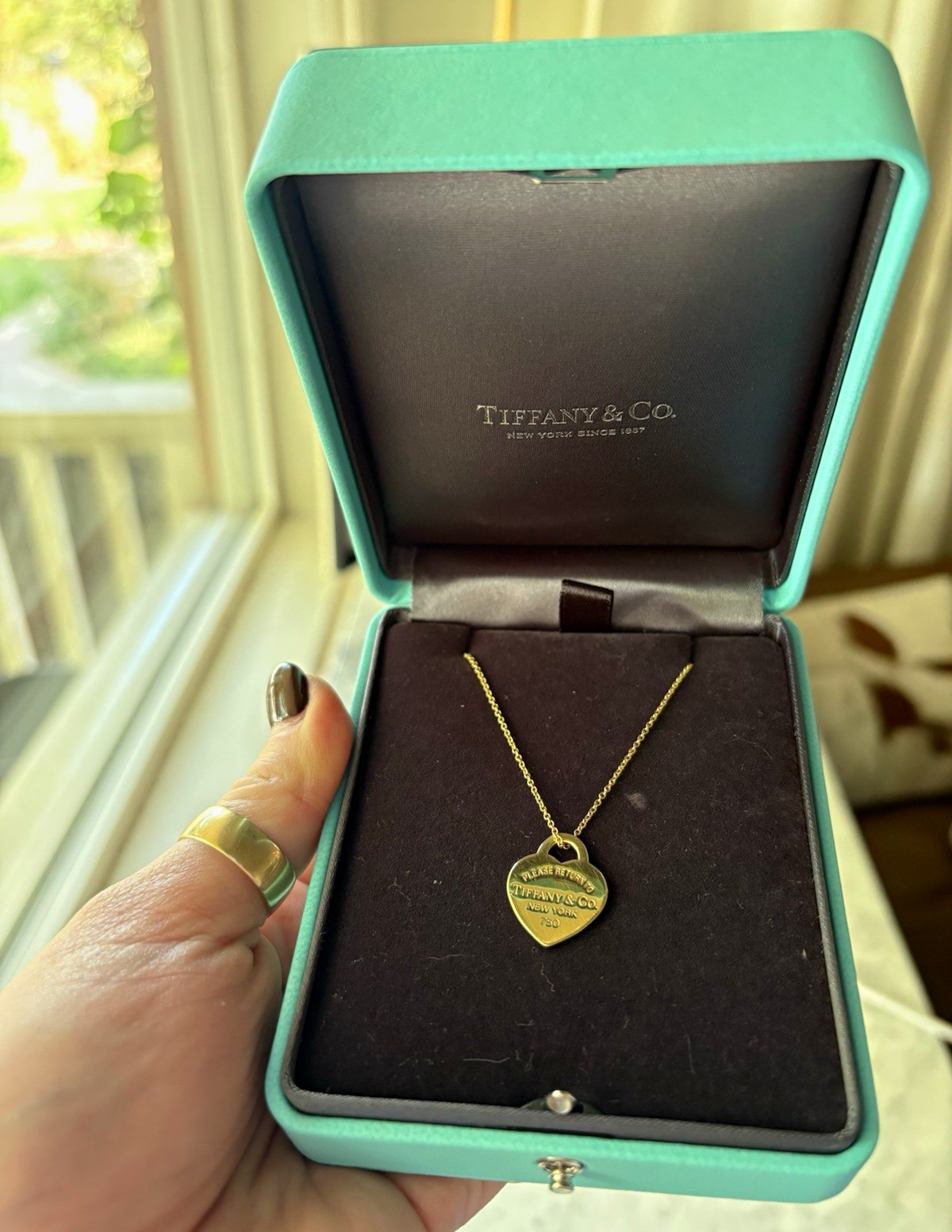Tiffany & Co. 18k Yellow Gold Heart Charm Pendant Necklace Cable Chain Signed Tiffany & Co. 18k Yellow Gold Heart Charm Pendant Necklace Cable Chain Signed