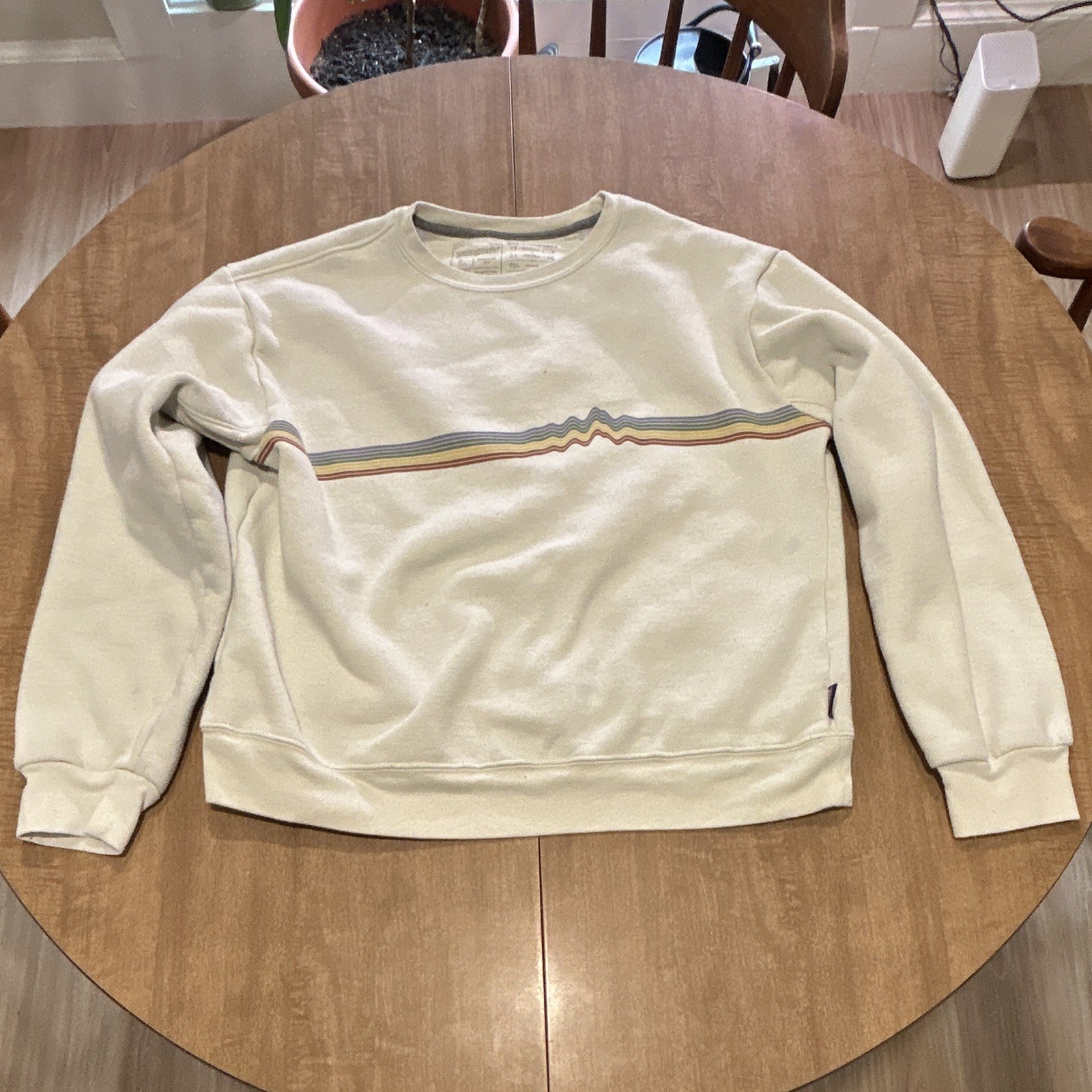 Patagonia Women’s L Regular Beige Fleece Crewneck Graphic Sweatshirt Pullover Patagonia Women’s L Regular Beige Fleece Crewneck Graphic Sweatshirt Pullover