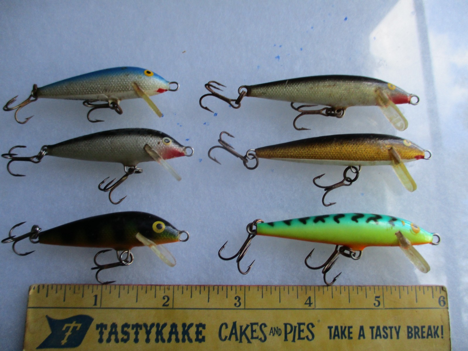 Lot of 6 Rapala (3) 2 1/2 inch 1/4oz. (3) 2 inch 1/8oz. pictured Lot of 6 Rapala (3) 2 1/2 inch 1/4oz. (3) 2 inch 1/8oz. pictured