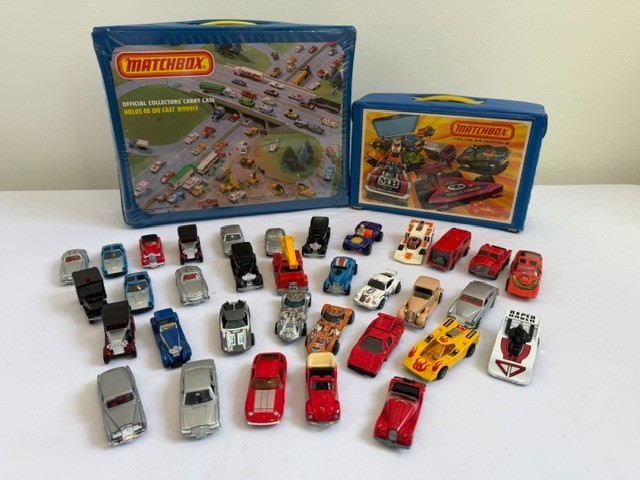 Vintage - 34 Hot Wheels / Matchbox cars with 2 cases Vintage - 34 Hot Wheels / Matchbox cars with 2 cases