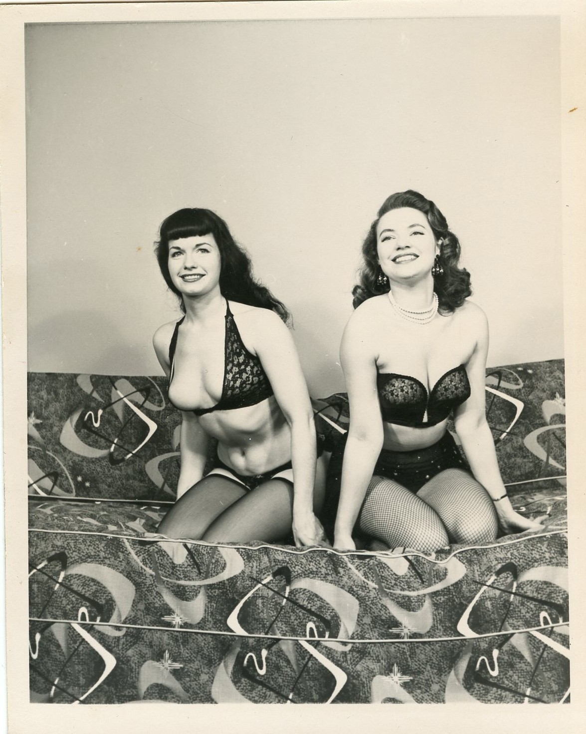 RARE BETTIE PAGE AND JUNE KING ON THE ATOMIC COUCH VINTAGE 1956 5 x 4 PHOTOGRAPH RARE BETTIE PAGE AND JUNE KING ON THE ATOMIC COUCH VINTAGE 1956 5 x 4 PHOTOGRAPH