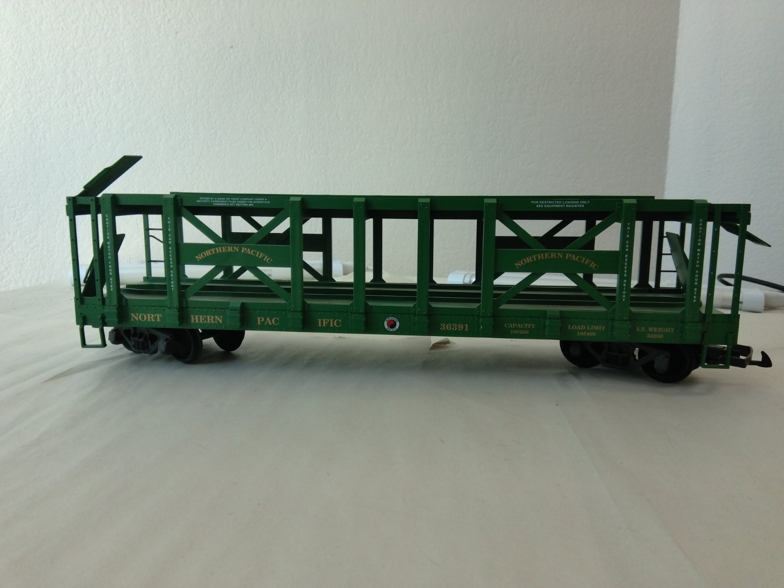 USA Trains R17231 G Scale Auto Carrier Northern Pacific- box