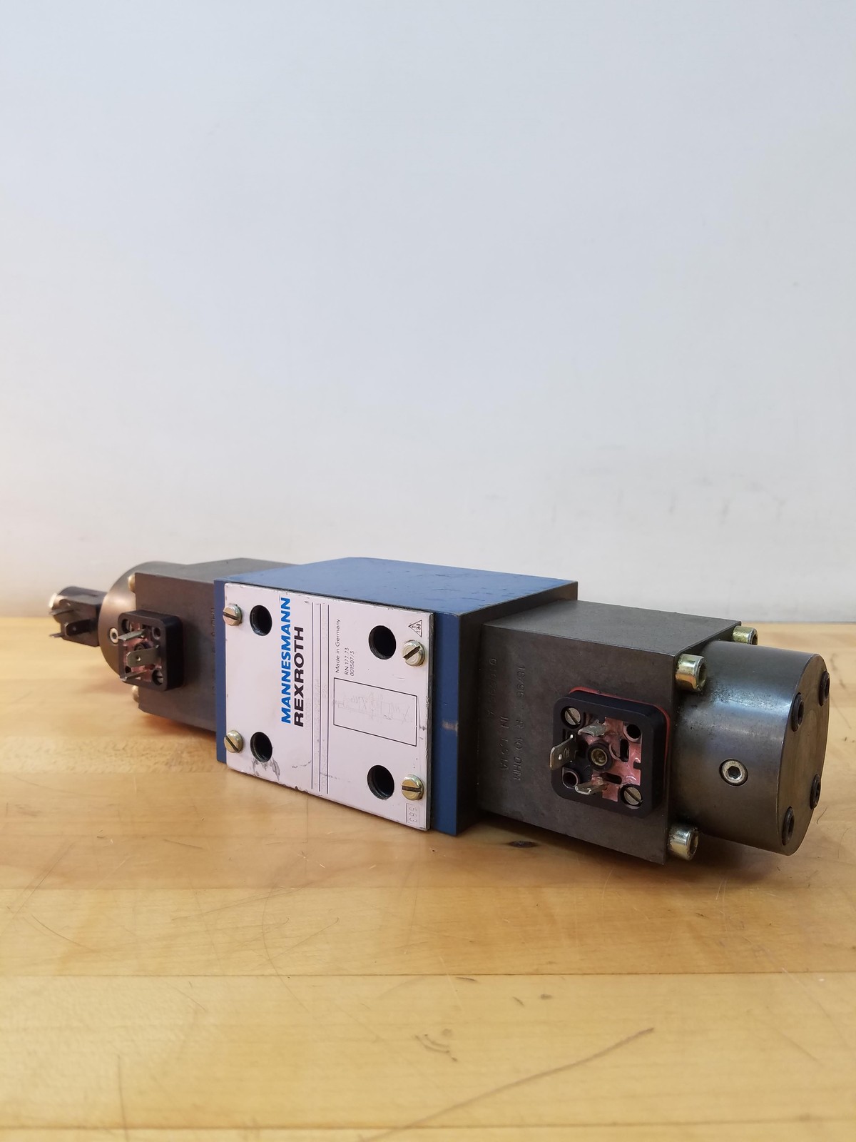 Mannesmann Rexroth 4WRE 10  W64-13/24Z4/M Proportional Directional Valve - USED