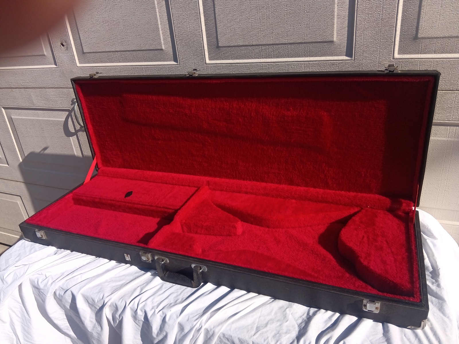 Vintage Electric Guitar Hardshell Case Black w/ Red Plush Interior KOREA MADE Vintage Electric Guitar Hardshell Case Black w/ Red Plush Interior KOREA MADE