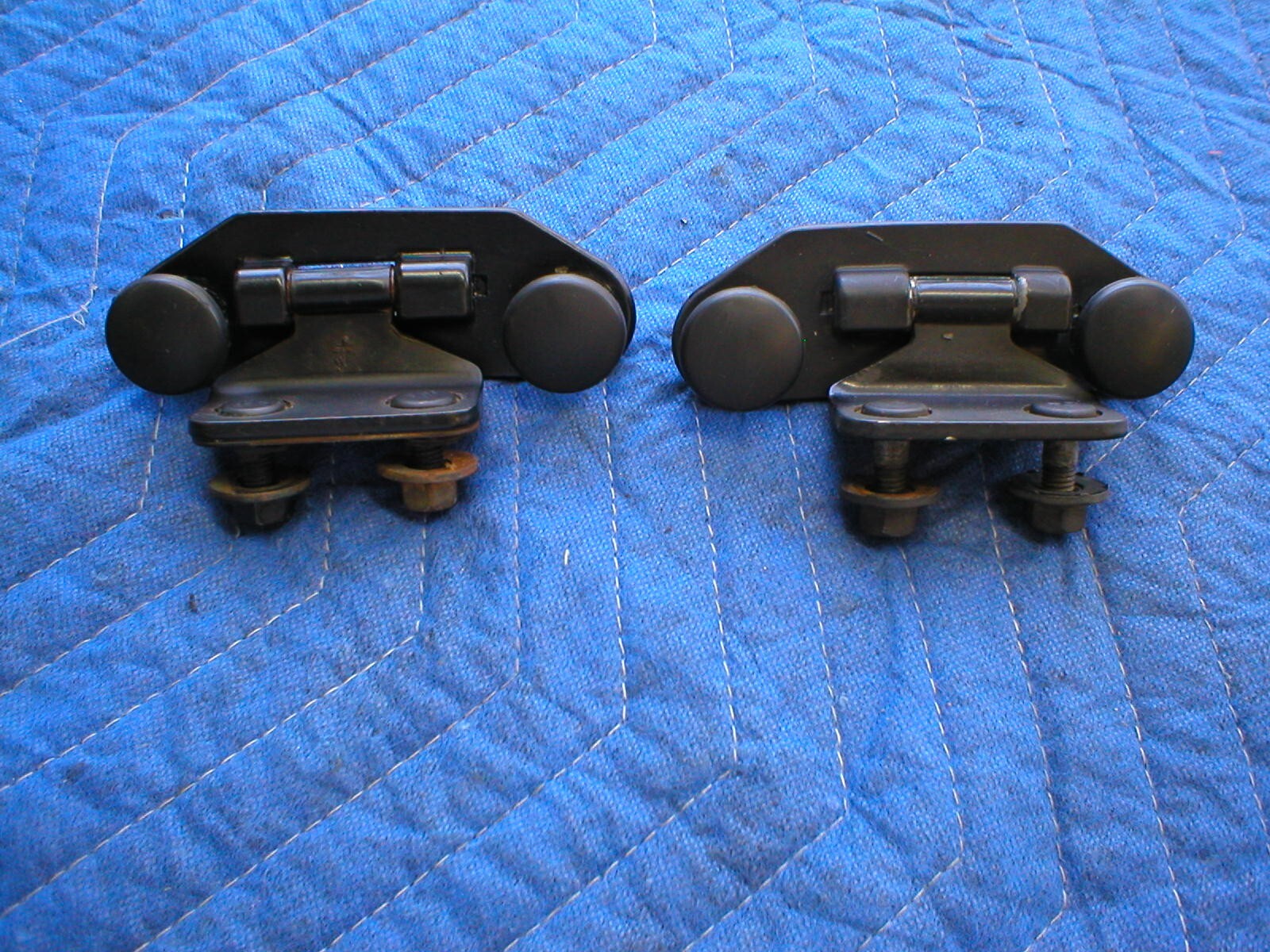 1982-92 CAMARO FIREBIRD ORIGINAL GM HATCH HINGES HINGE + BOLTS PAIR HATCH GLASS