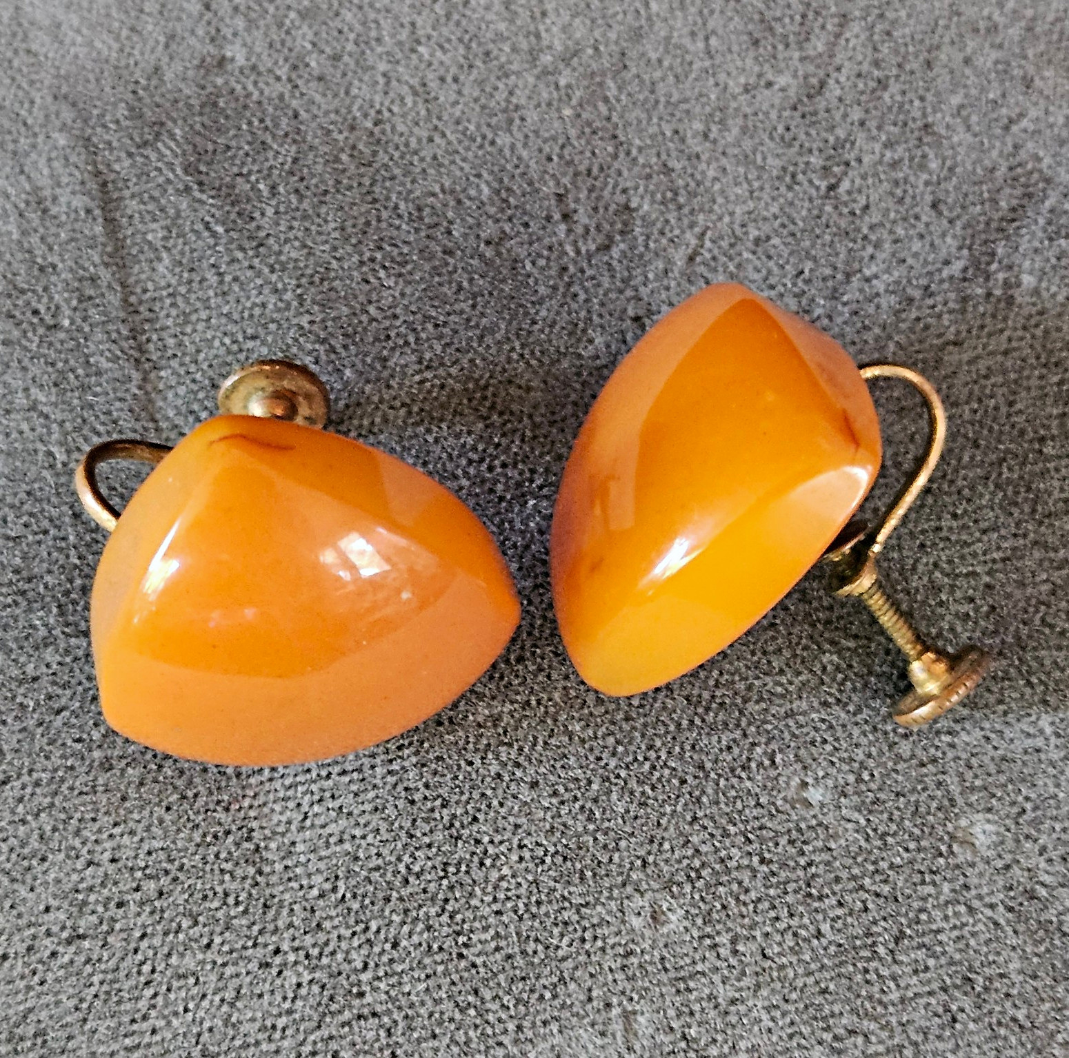 Vintage 1920\'s Bakelite Orange Triangle Screw-Back Earrings Great Condition Vintage 1920\'s Bakelite Orange Triangle Screw-Back Earrings Great Condition