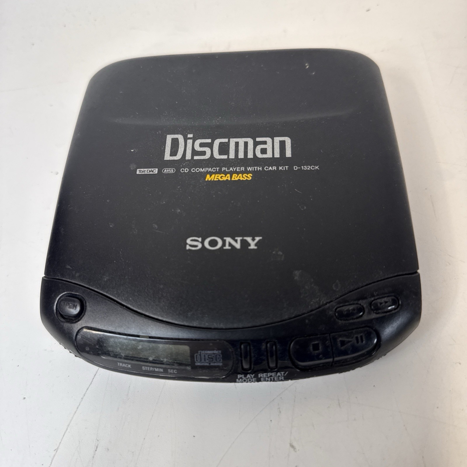 Vintage Sony Discman D-132CK Compact Portable CD Player FOR PARTS OR REPAIR Vintage Sony Discman D-132CK Compact Portable CD Player FOR PARTS OR REPAIR