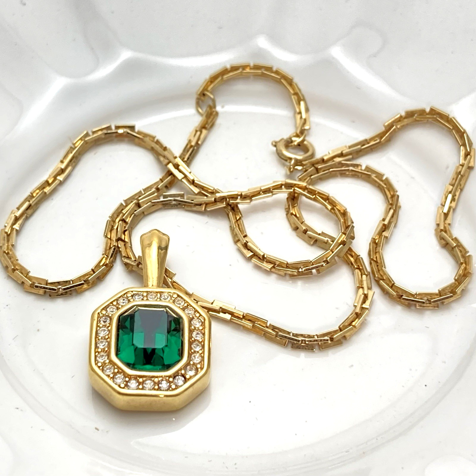 Vintage 1980s Swarovski  (S.A.L.)  Emerald  Green Crystal Halo Pendant Necklace