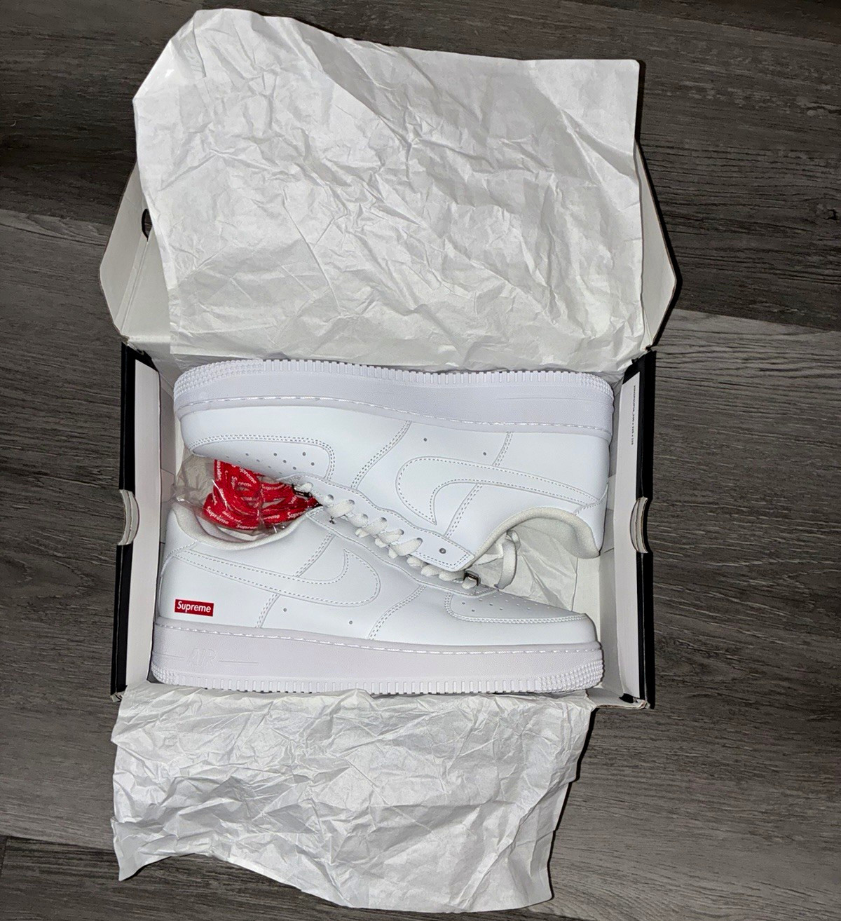 Nike Air Force 1 Low x Supreme Men\'s White Low Top Lace-Up Sneakers