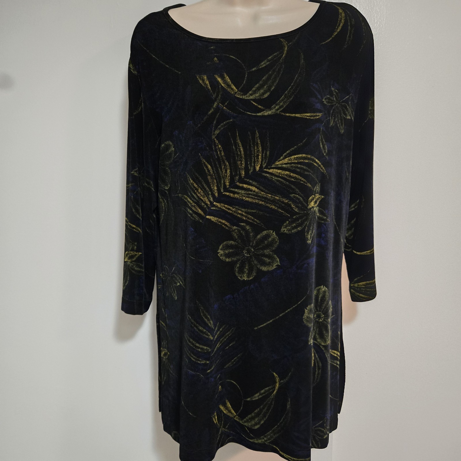 Chico\'s Travelers Size 2 (L) Black Floral Stretch Knit 3/4 Sleeve Tunic Top