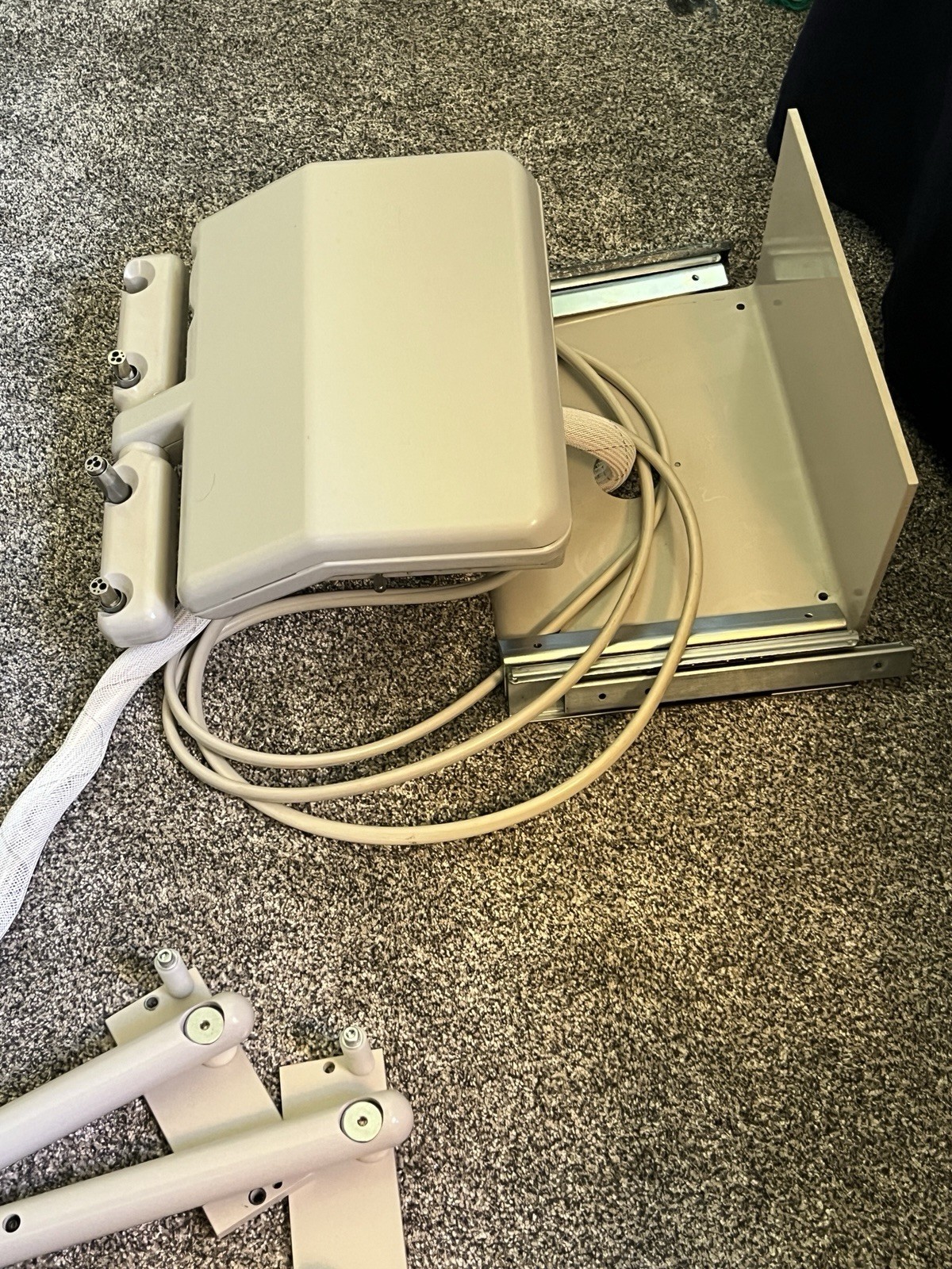 Adec cascade 4631 dental delivery unit. Mounts efficiently inside a 12 oclock Adec cascade 4631 dental delivery unit. Mounts efficiently inside a 12 oclock