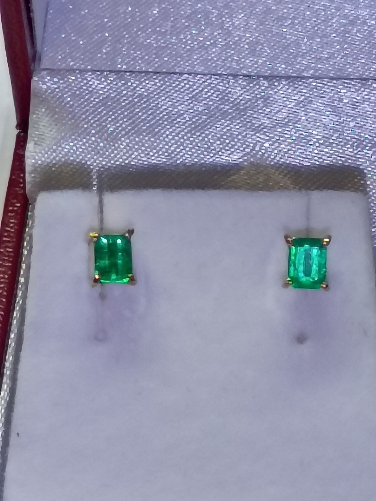 Gorgeous 18k Gold Stud Earrings with 2 100% Natural Colombian Chivor Mine...
