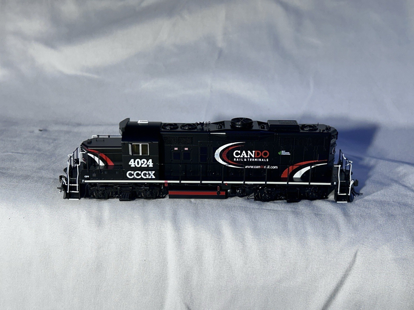 Sharp Rapido Canadian Pacific RR GP-9u CANDO Loco  #4024 HO DCC Ready