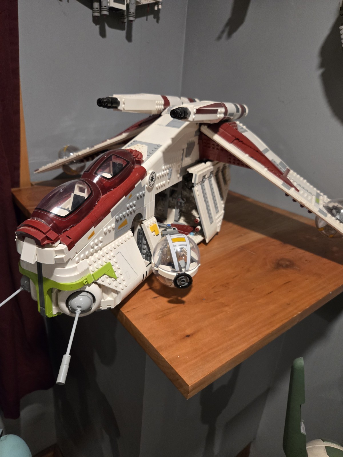 LEGO Star Wars: Republic Gunship (75309) with Booklet & Clone Troopers LEGO Star Wars: Republic Gunship (75309) with Booklet & Clone Troopers