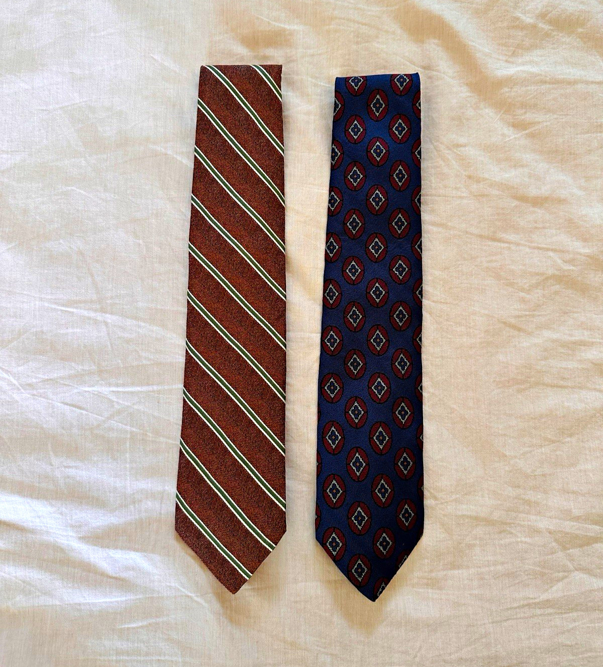 Brooks Brothers Men\'s Woven Silk Ties 2-Pc Brown/Navy Stripe Geometric Logo Brooks Brothers Men\'s Woven Silk Ties 2-Pc Brown/Navy Stripe Geometric Logo