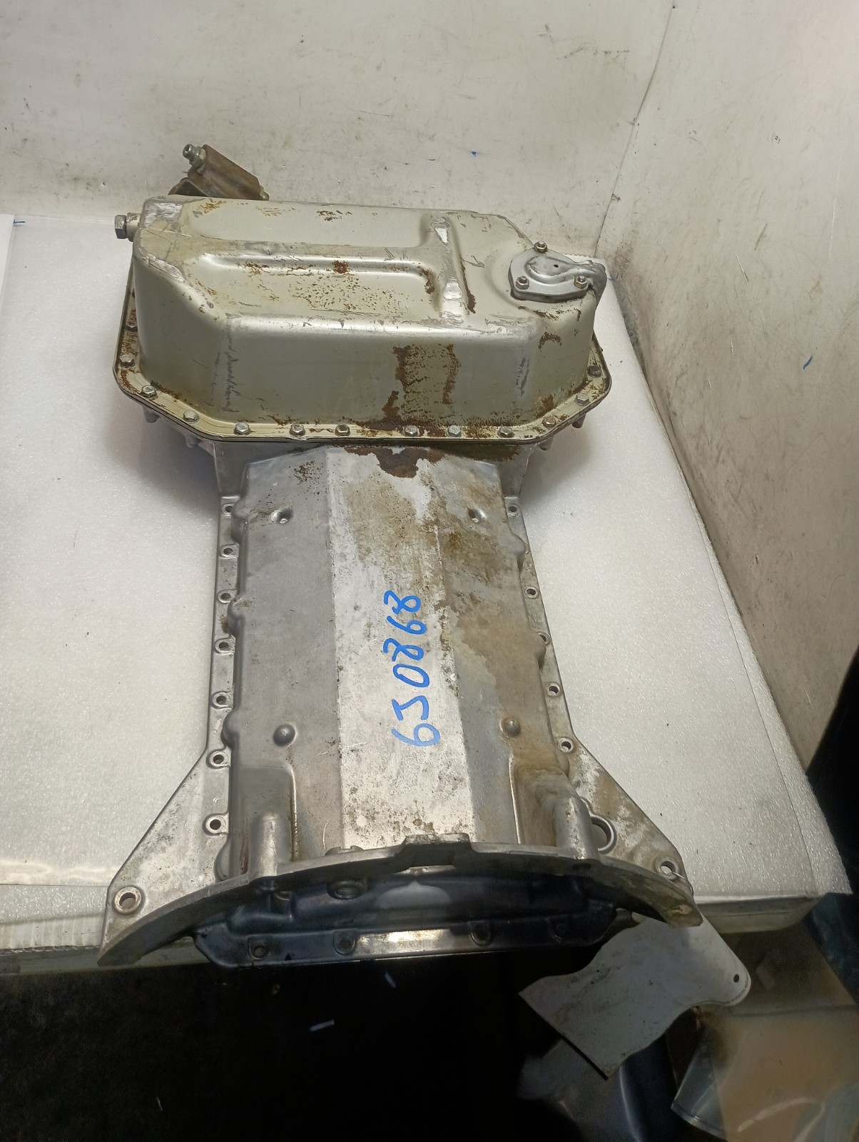 1988-1994 BMW 750iL Upper & Lower Oil Pan Assembly Oem