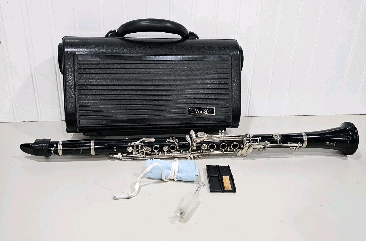 Intermediate Level Vito (by Leblanc) Wood Bb Clarinet - E918227212 - With Case. 