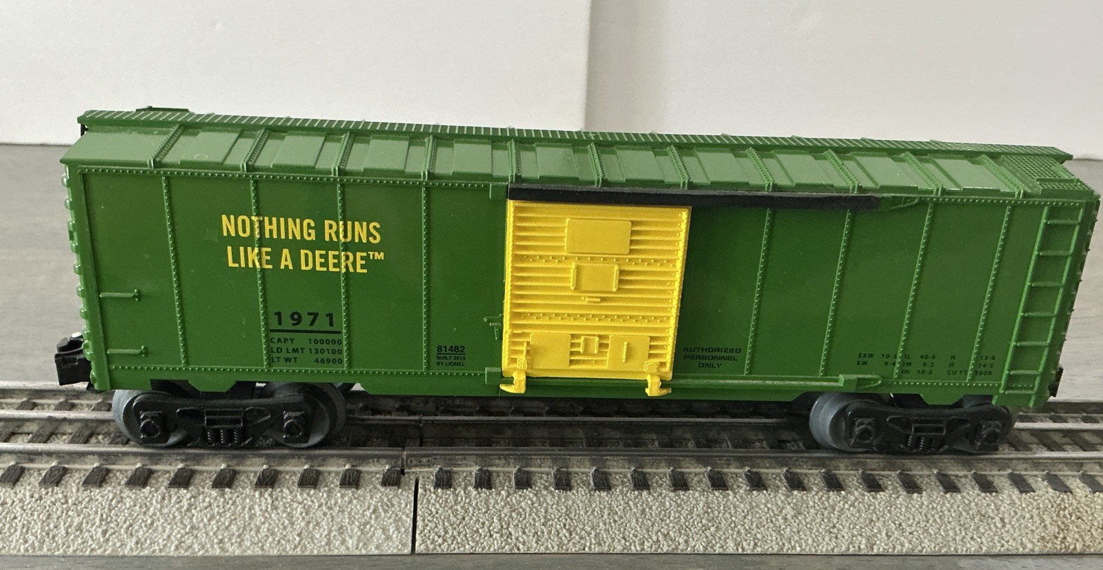 Lionel 81482 John Deere boxcar #1971