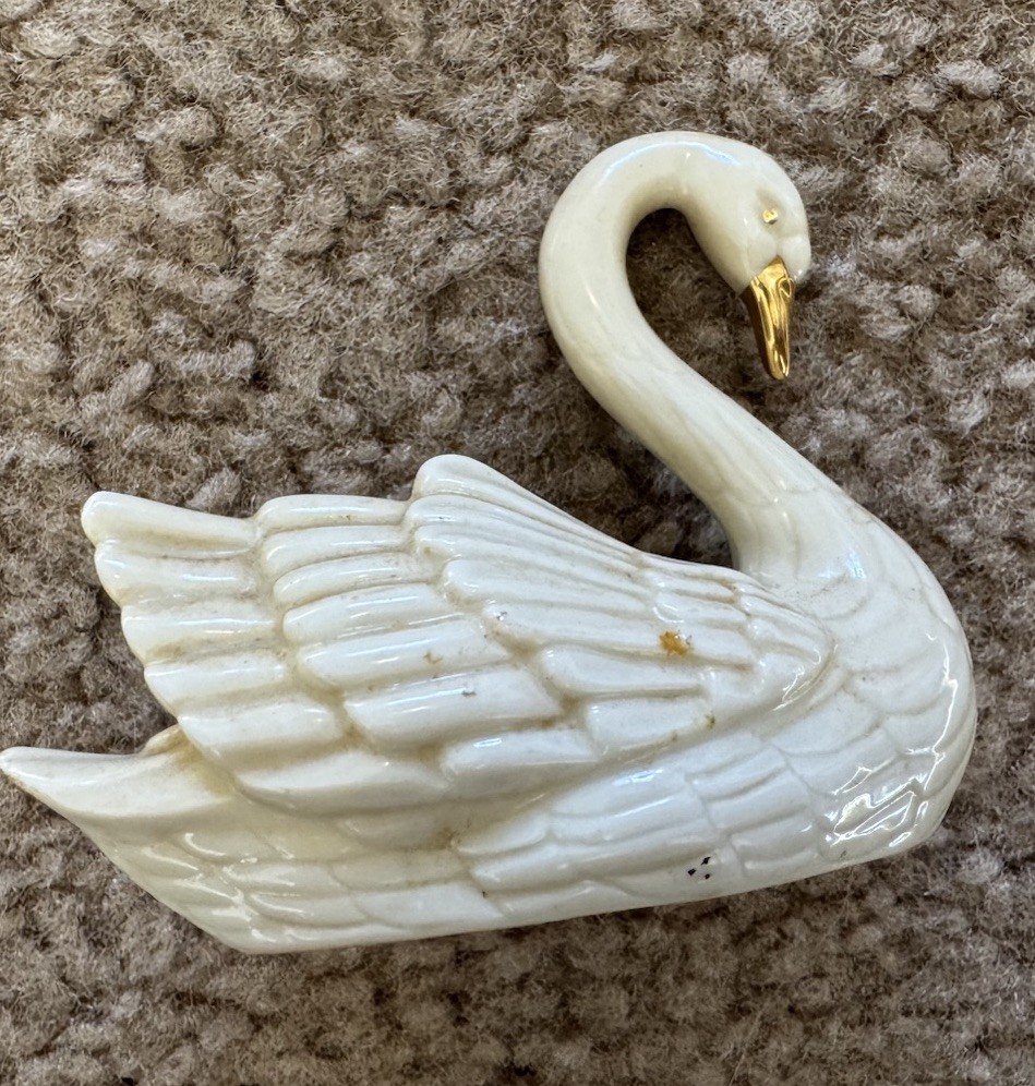 Vintage Lenox Swan Figurine Place Card Holder Cake Topper Gold Trim BROKEN Vintage Lenox Swan Figurine Place Card Holder Cake Topper Gold Trim BROKEN