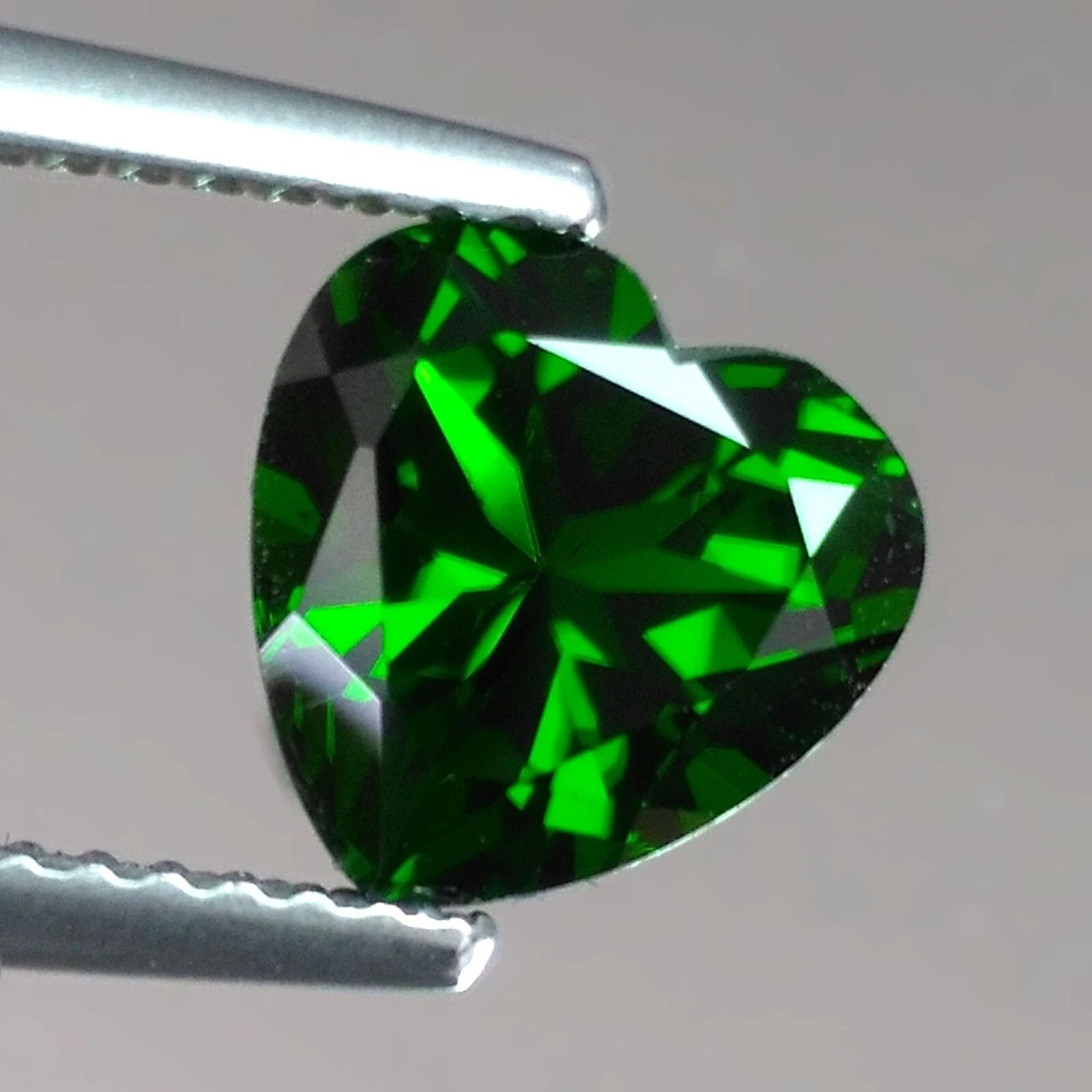 CHROME DIOPSIDE 4 MM HEART CUT OUTSTANDING GREEN COLOR ALL NATURAL A-154 CHROME DIOPSIDE 4 MM HEART CUT OUTSTANDING GREEN COLOR ALL NATURAL A-154