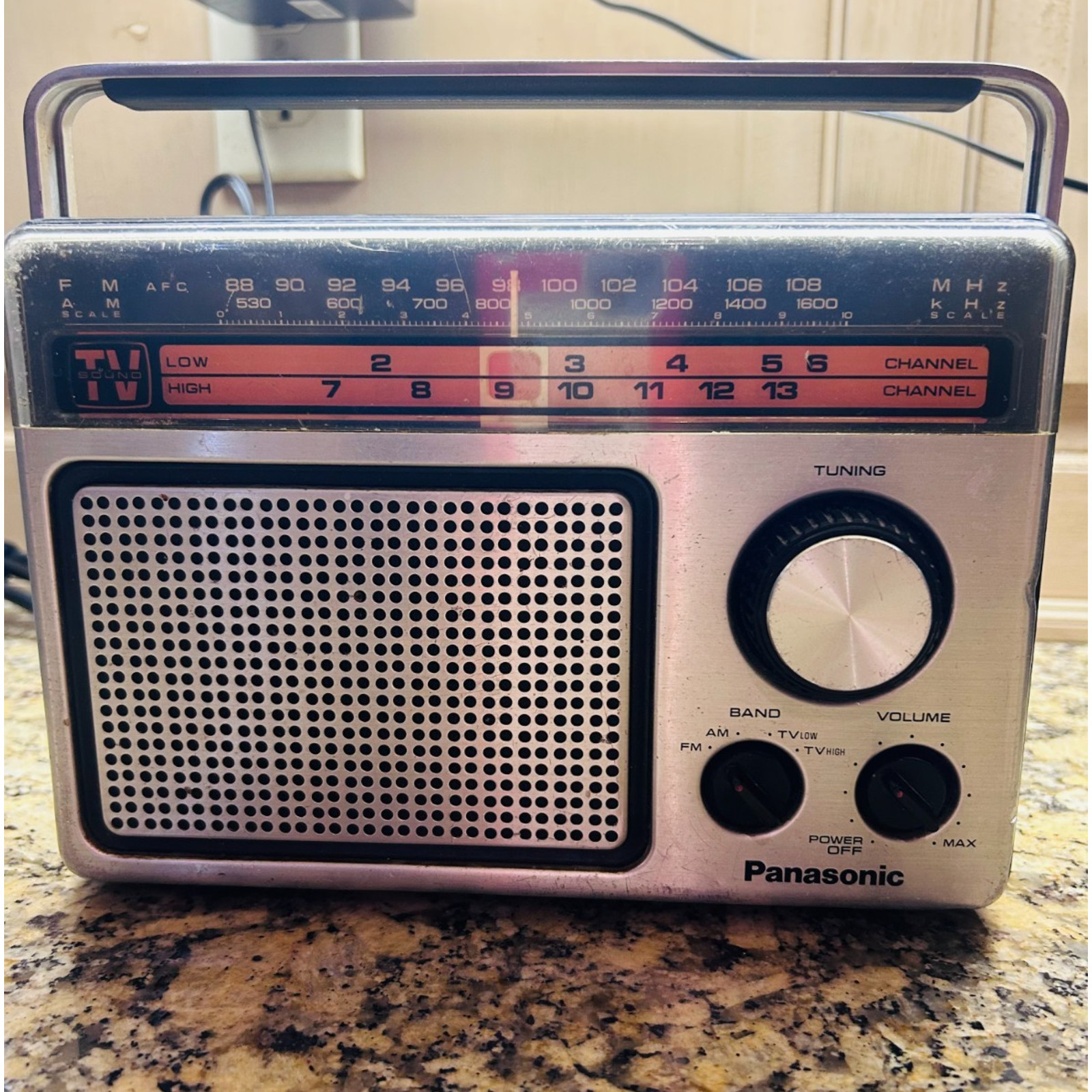 Vintage Panasonic RF-1104 AM/FM TV Sound Portable Radio AC Battery Tested Japan