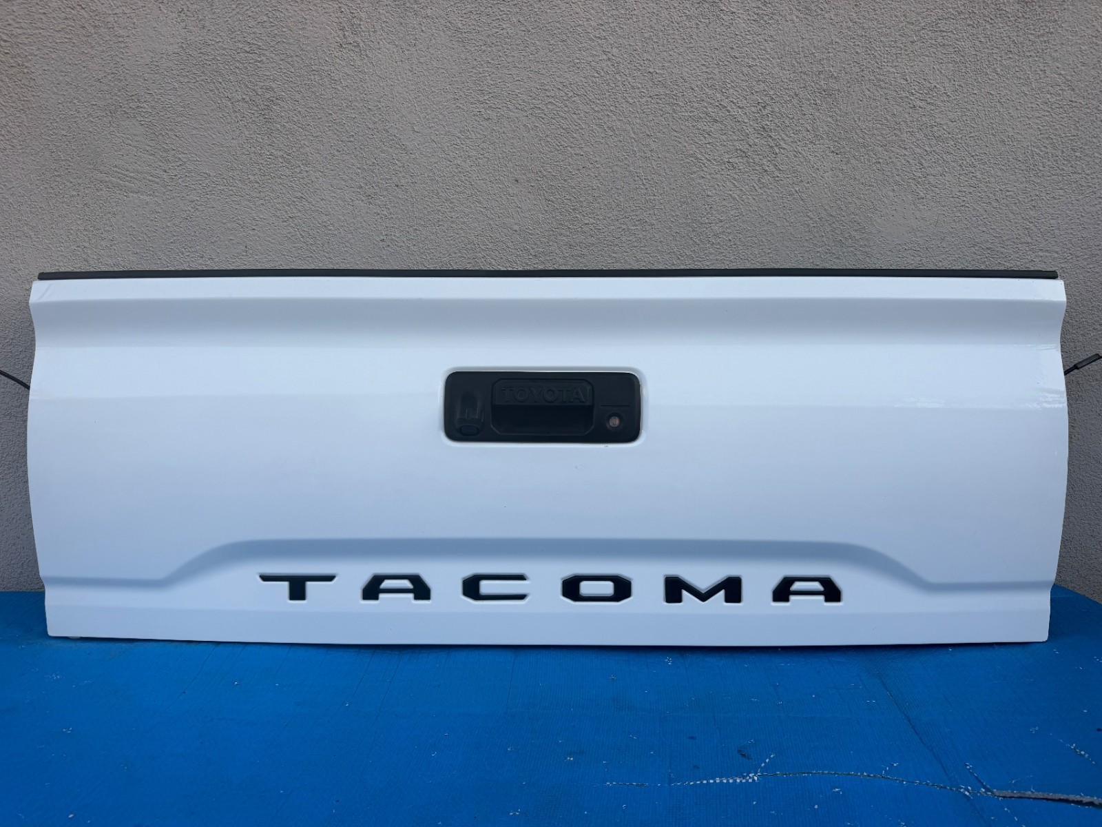 2016 - 2023 TOYOTA TACOMA COMPLETE WHITE REAR TAILGATE WITH CAMERA OEM