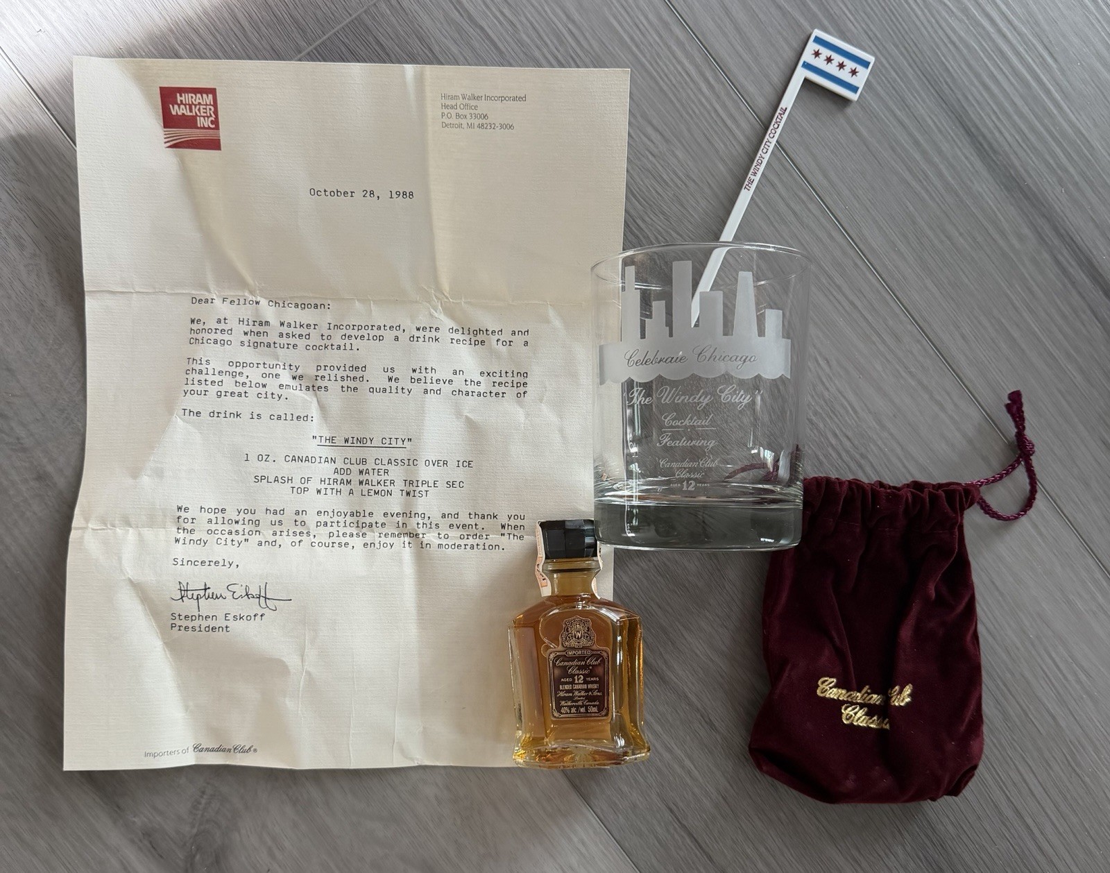Rare Vintage 1988 Chicago / Hiram Walker Whisky Collectible Set