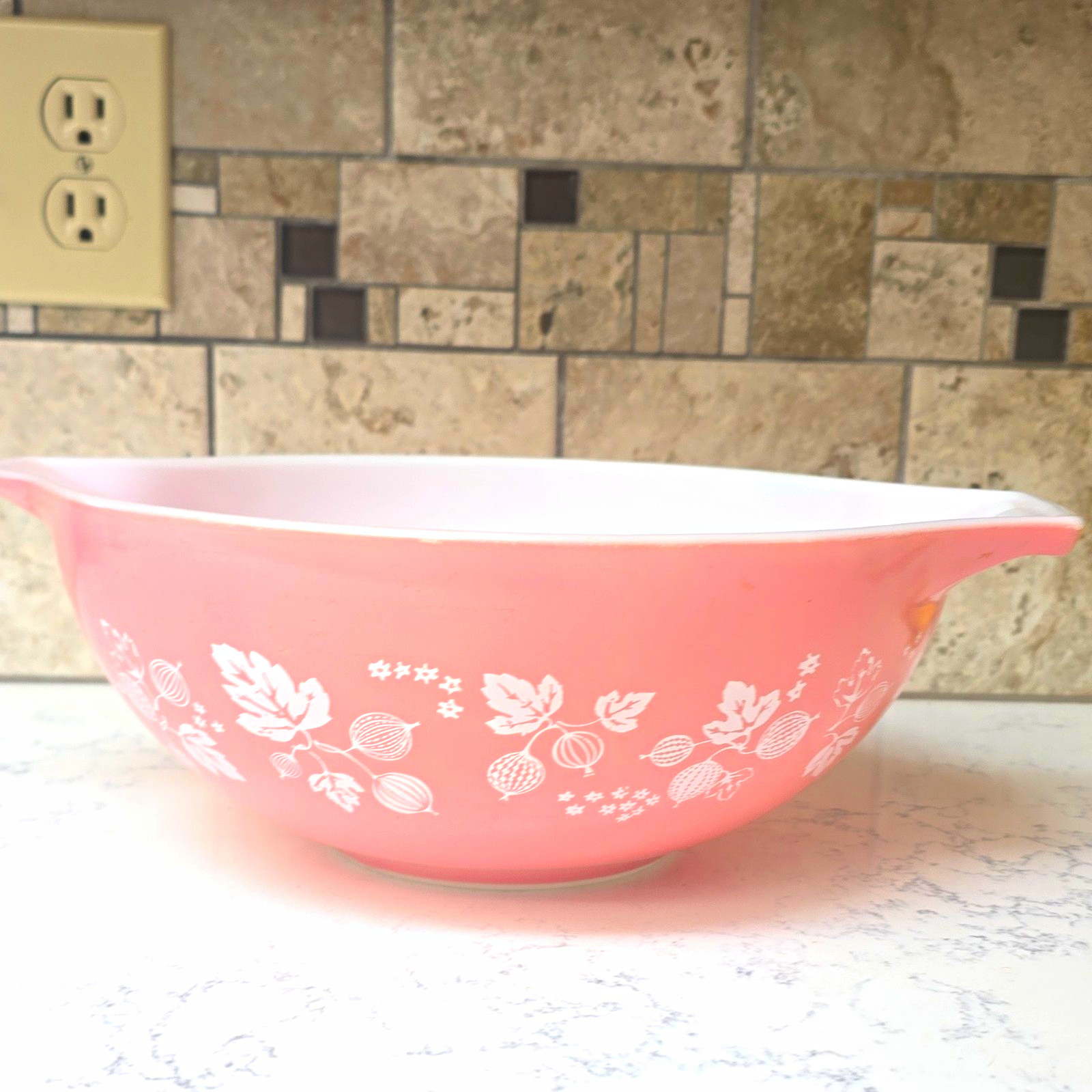 Pyrex Vintage Pink Gooseberry 9in 2.5qt Glass Mixing Bowl Pour Spout Floral