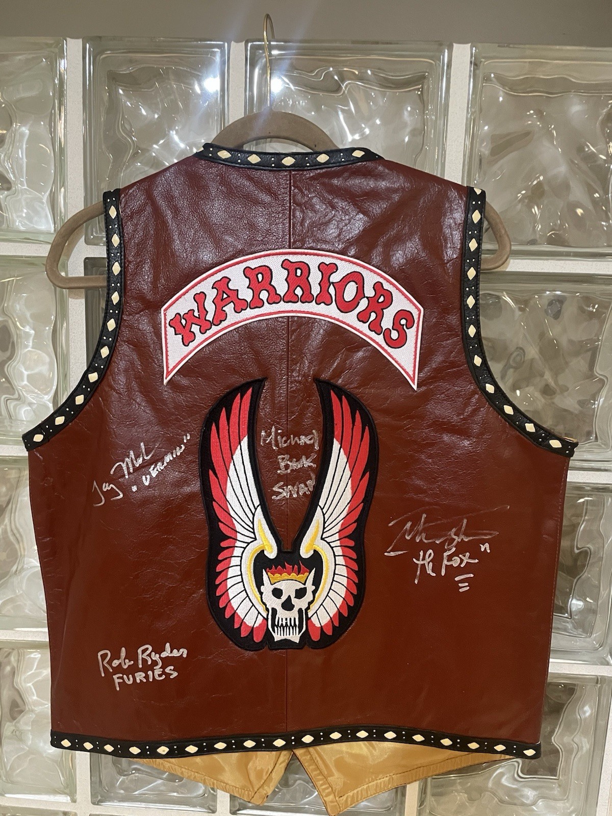 MEDIUM The Warriors Movie Signed Vest Leather Mezco Autograph Swan Fox MEDIUM The Warriors Movie Signed Vest Leather Mezco Autograph Swan Fox