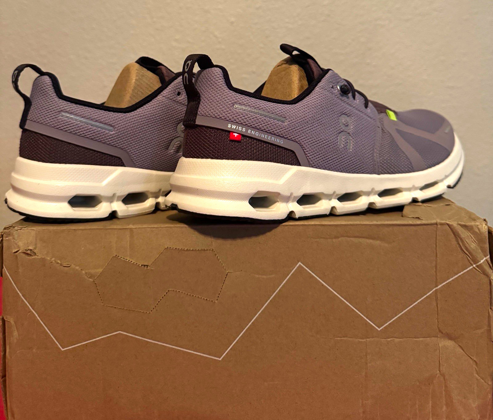On Cloud Sky women’s Low Top Lace Up Mesh Sneakers zinc/grape On Cloud Sky women’s Low Top Lace Up Mesh Sneakers zinc/grape