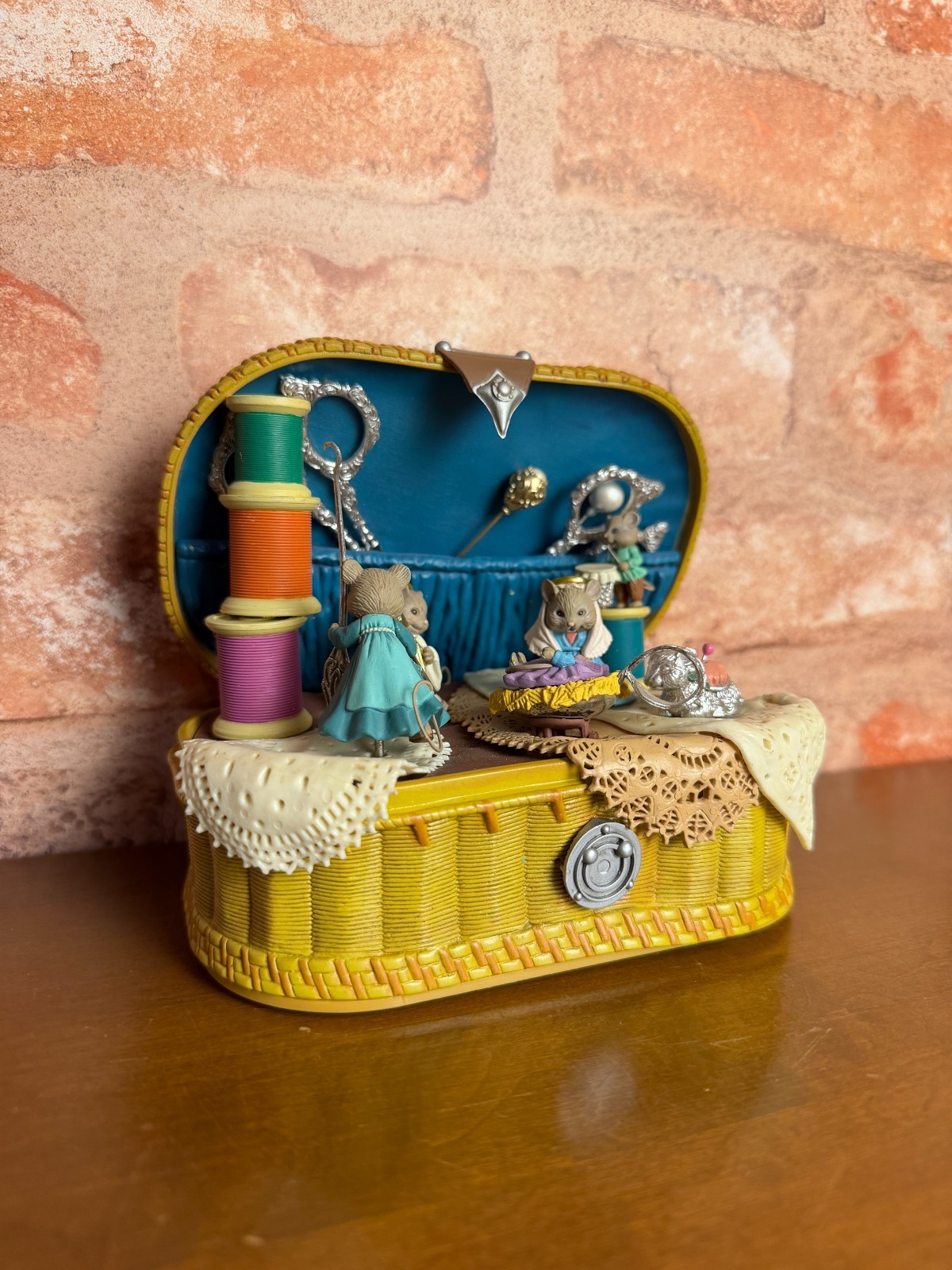 Vintage Enesco O Little Town Of Bethlehem Action Musical Nativity Mice Music Box
