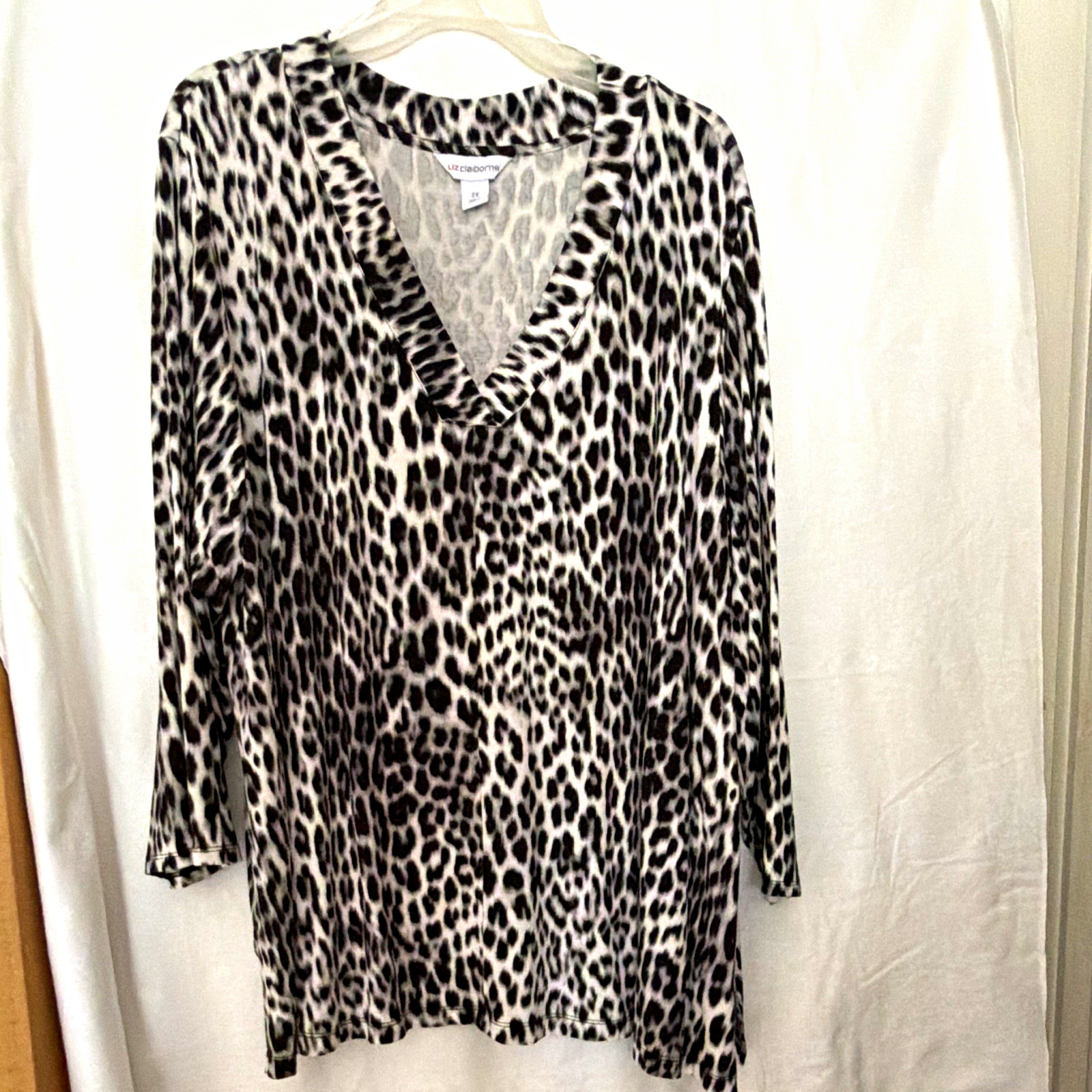 Liz Claiborne 2X Plus Black/White Leopard V-Neck 3/4 Sleeve Tunic Top Liz Claiborne 2X Plus Black/White Leopard V-Neck 3/4 Sleeve Tunic Top