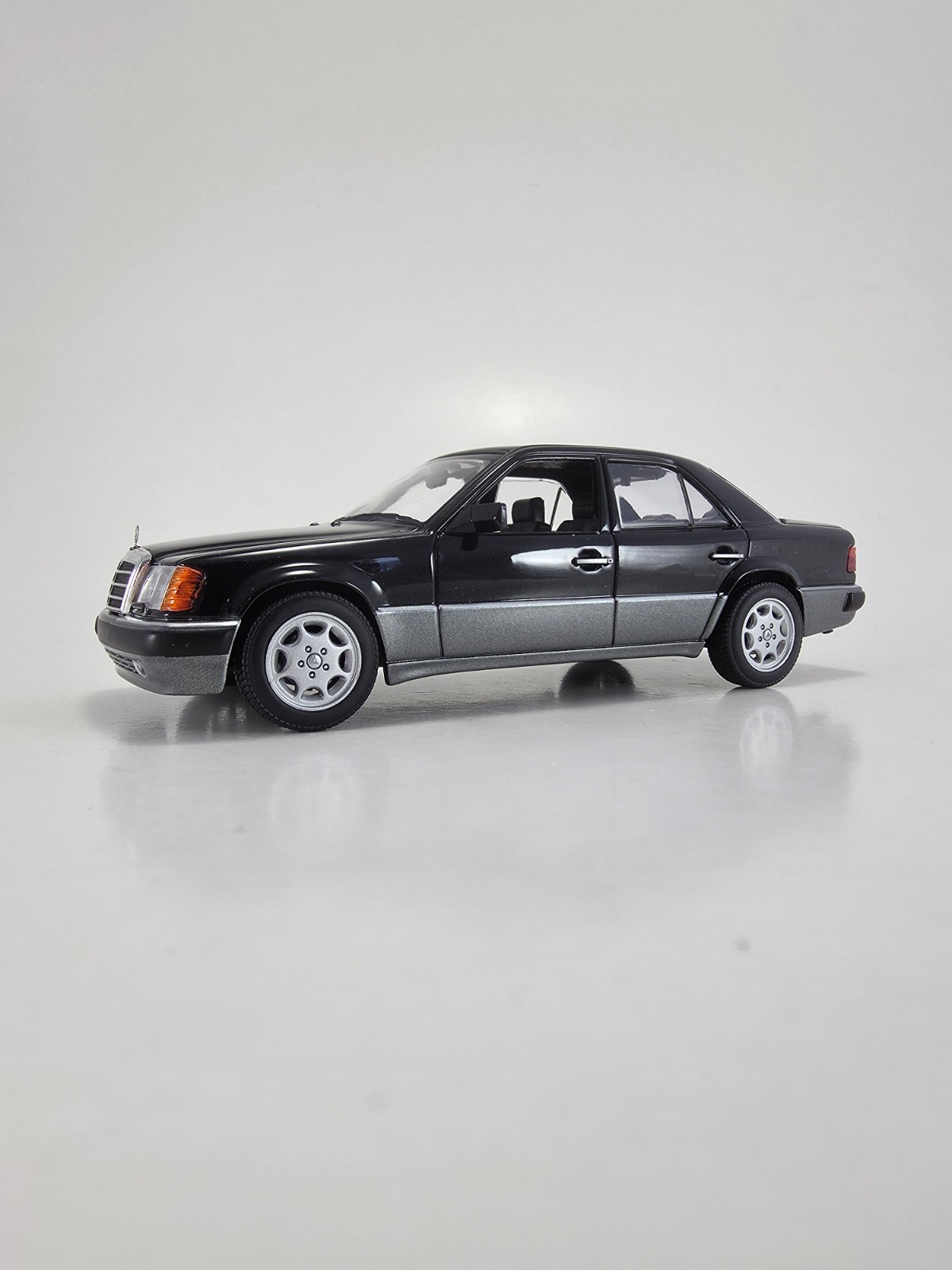Maxichamps 1:43-Scale Mercedes-Benz 500E | Black | 940037160