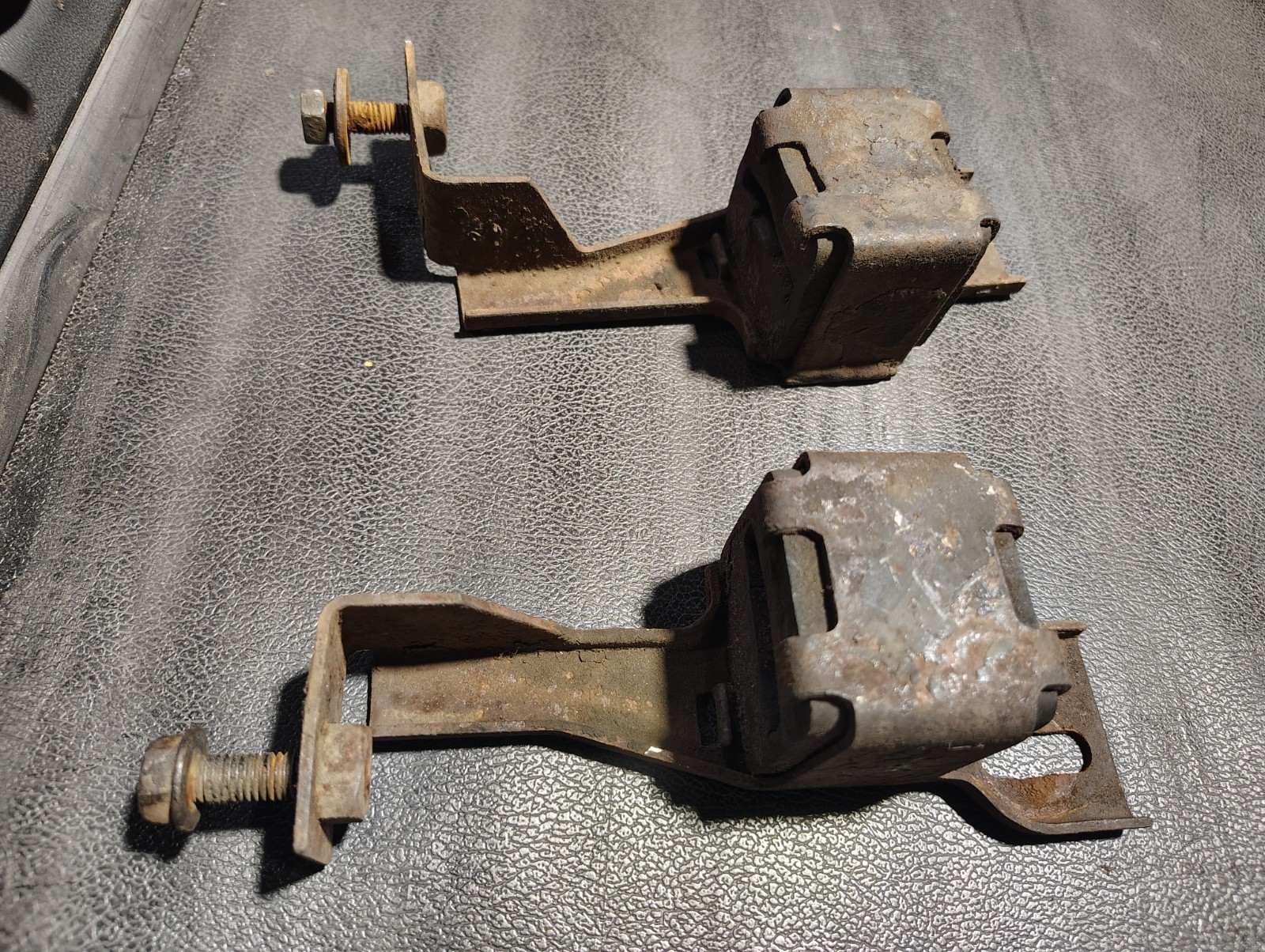 DUAL EXHAUST REAR HANGERS TAIL PIPE 83 84 85 86 87 88