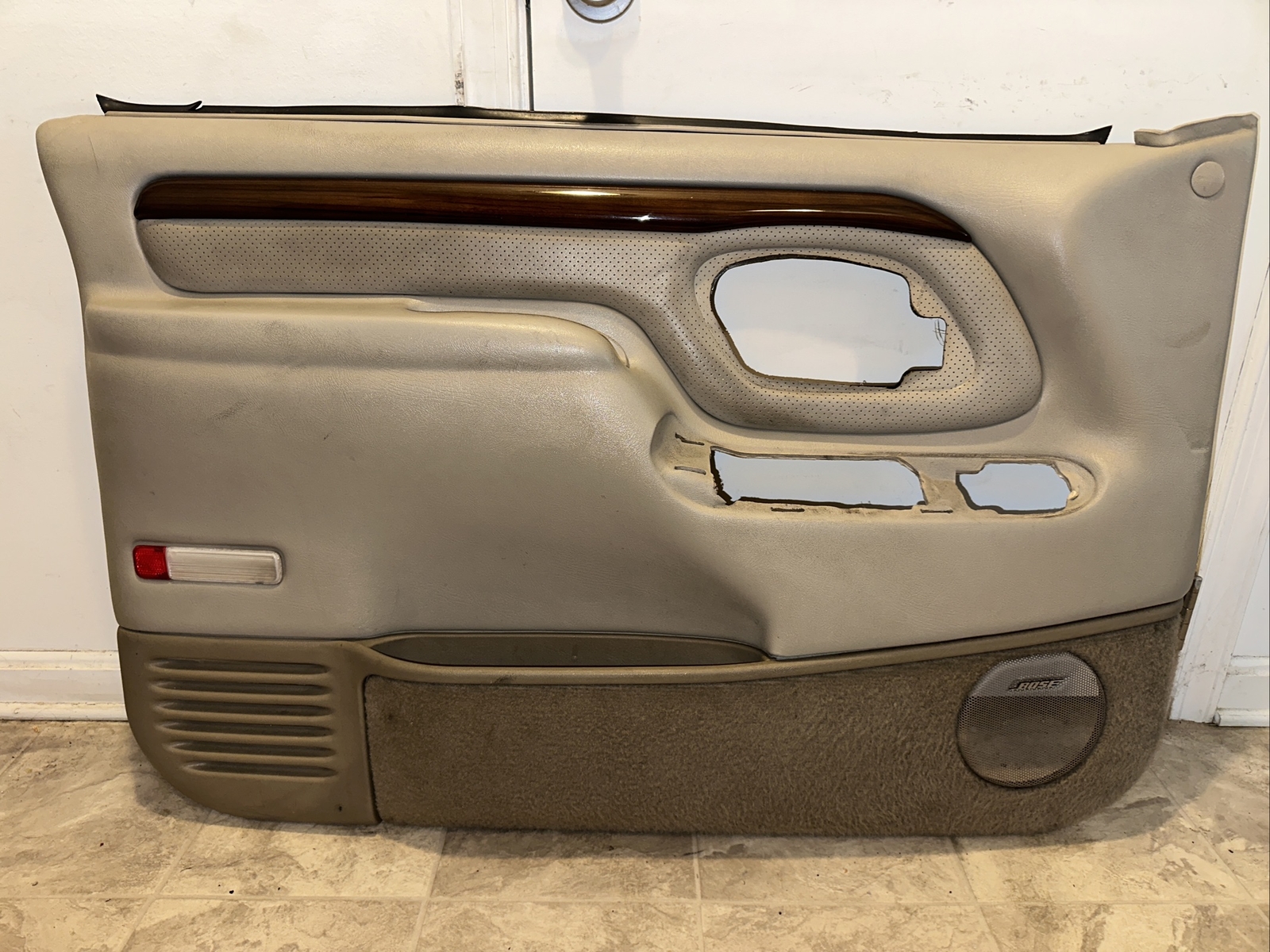 1999 2000 Cadillac Escalade Front Drivers Side Door Panel Left Shale/Wood