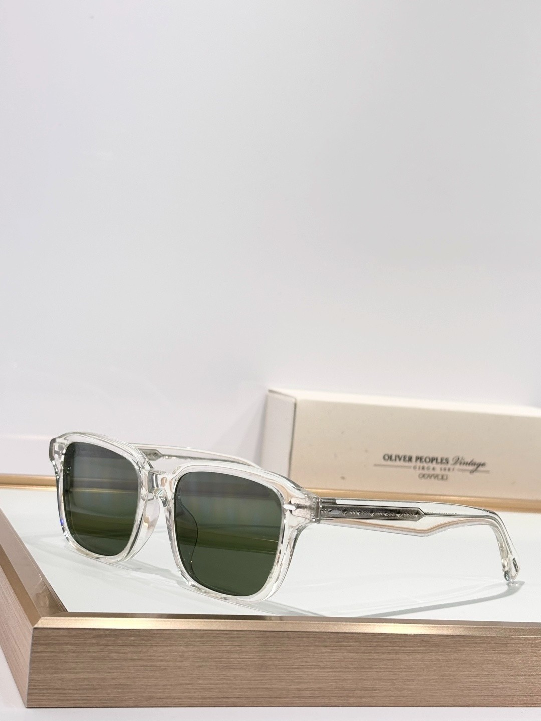 OLIVER PEOPLES OV5562SU Square Sunglasses Clear Frame Green Lenses 51-18-145 OLIVER PEOPLES OV5562SU Square Sunglasses Clear Frame Green Lenses 51-18-145