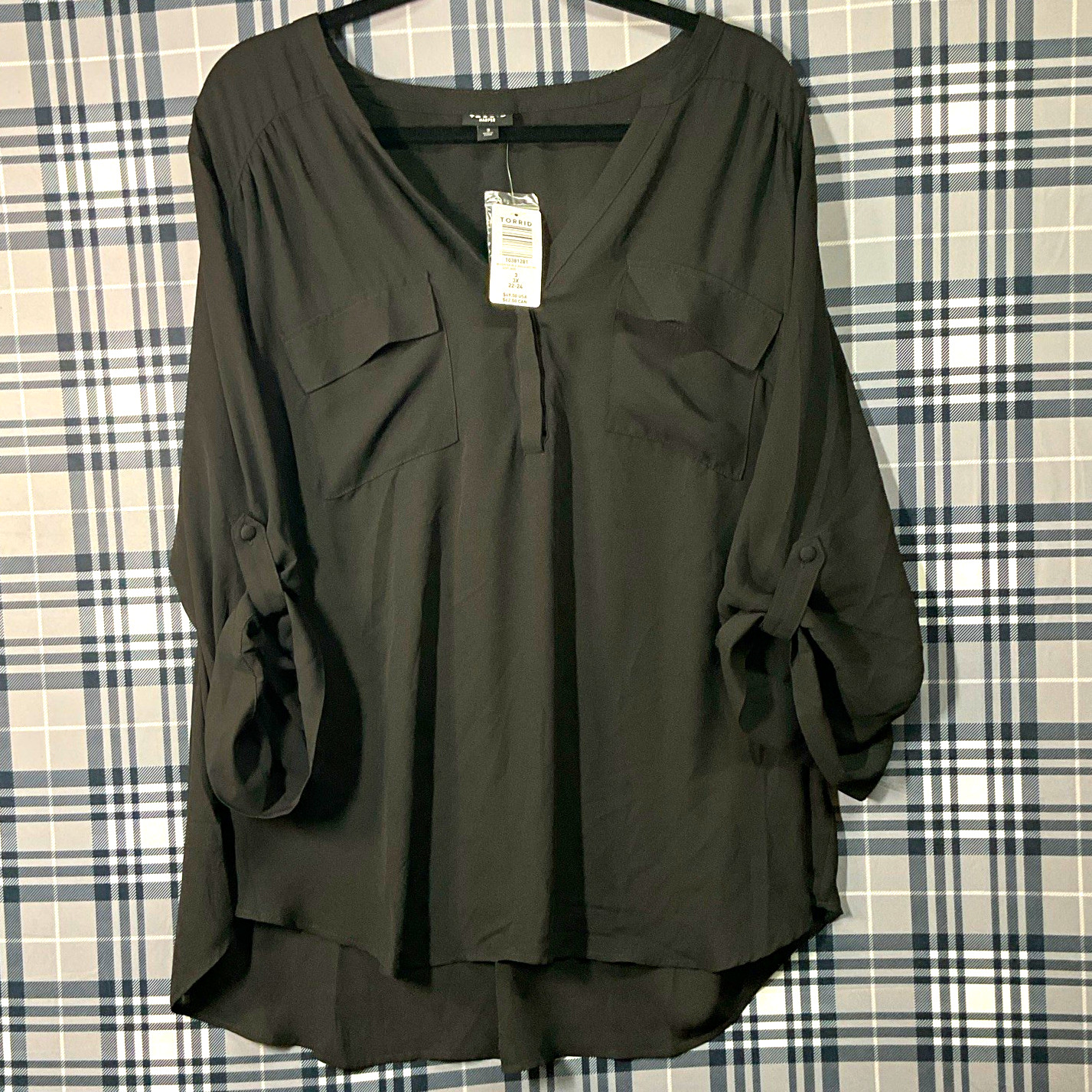 Torrid Women\'s Black Solid V-Neck 3/4 Roll Tab Woven Polyester Blouse 3X. I-2 Torrid Women\'s Black Solid V-Neck 3/4 Roll Tab Woven Polyester Blouse 3X. I-2