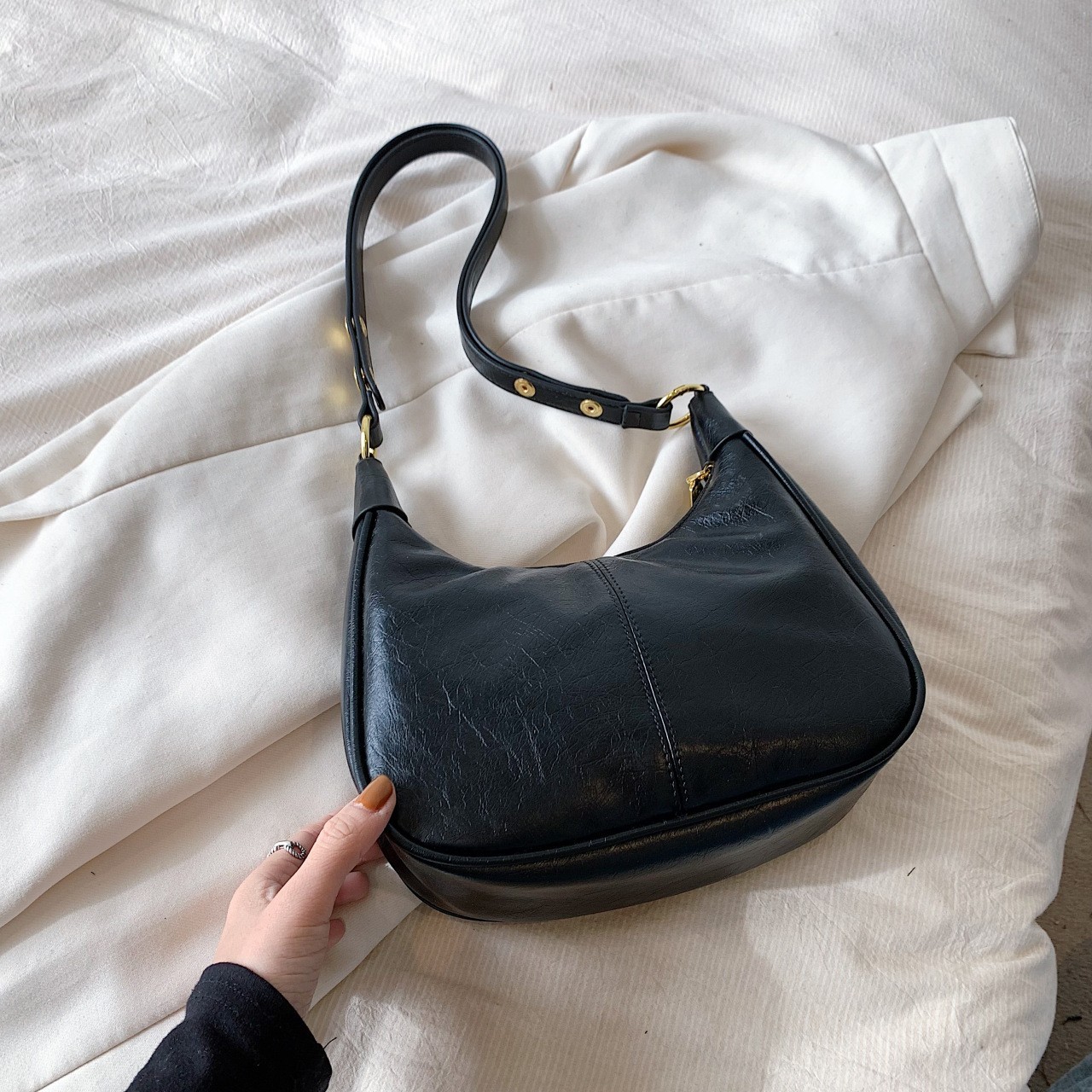 Women’s Underarm Shoulder Bag Oil Wax Leather Crossbody Trendy Textured Bag