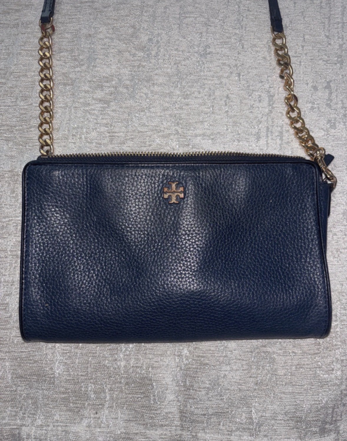 Tory Burch Women’s Navy Blue Zip Shoulder Bag/Clutch w/ Gold Chain & Hardware Tory Burch Women’s Navy Blue Zip Shoulder Bag/Clutch w/ Gold Chain & Hardware